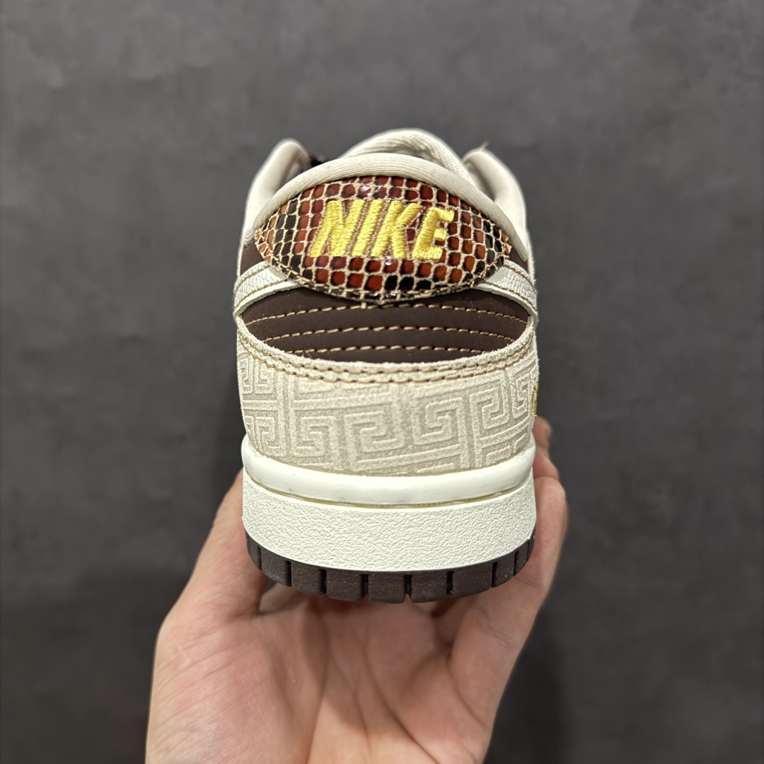 图片[4]-【定制版】蛇年限定 DIY定制款 原装公司级 Nk SB Dunk Low 蛇年限定配色 Dunk系列复古低帮休闲百搭板鞋 AG3702-859 定制鞋盒 大厂流水作业生产 超高清洁度 皮料切割干净无任何毛边 细节完美 r 尺码：36 36.5 37.5 38 38.5 39 40 40.5 41 42 42.5 43 44 44.5 45  编码：YB300320-莆田鞋批发中心