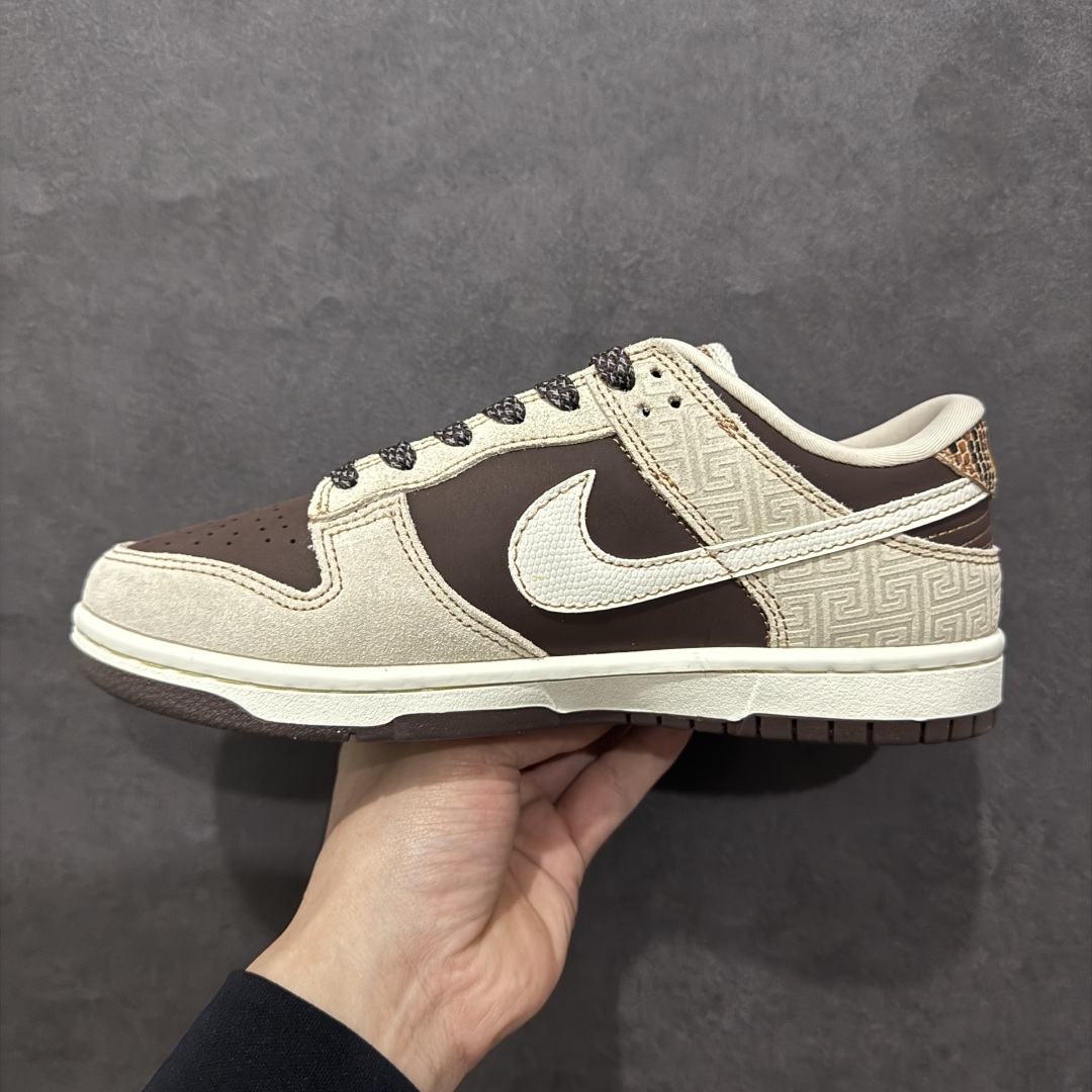 图片[2]-【定制版】蛇年限定 DIY定制款 原装公司级 Nk SB Dunk Low 蛇年限定配色 Dunk系列复古低帮休闲百搭板鞋 AG3702-859 定制鞋盒 大厂流水作业生产 超高清洁度 皮料切割干净无任何毛边 细节完美 r 尺码：36 36.5 37.5 38 38.5 39 40 40.5 41 42 42.5 43 44 44.5 45  编码：YB300320-莆田鞋批发中心