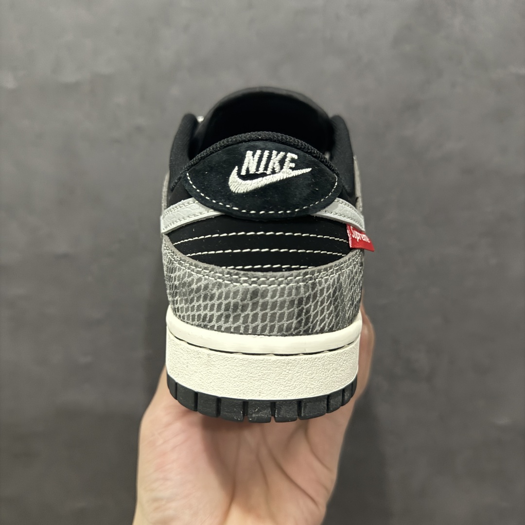 图片[4]-【定制版】Nike SB Dunk Low x Supreme 蛇年限定 黑灰小钩满天星n纯原大厂出品 极力推荐n原装头层材料 独家版型蒸餾加工n帶來的是更好的视觉和脚感体验n大厂纯原品质出货 清洁度 电绣工艺皮料切割干净无任何毛边 细节完美 官方货号：XS1086 017 尺码：36 36.5 37.5 38 38.5 39 40 40.5 41 42 42.5 43 44 44.5 45 编码：CC300320-莆田鞋批发中心