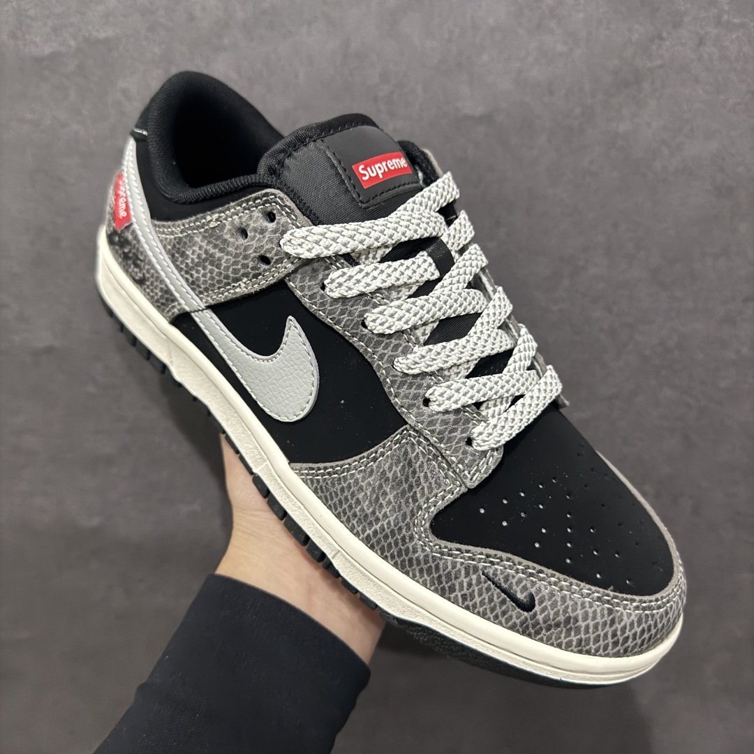 图片[3]-【定制版】Nike SB Dunk Low x Supreme 蛇年限定 黑灰小钩满天星n纯原大厂出品 极力推荐n原装头层材料 独家版型蒸餾加工n帶來的是更好的视觉和脚感体验n大厂纯原品质出货 清洁度 电绣工艺皮料切割干净无任何毛边 细节完美 官方货号：XS1086 017 尺码：36 36.5 37.5 38 38.5 39 40 40.5 41 42 42.5 43 44 44.5 45 编码：CC300320-莆田鞋批发中心