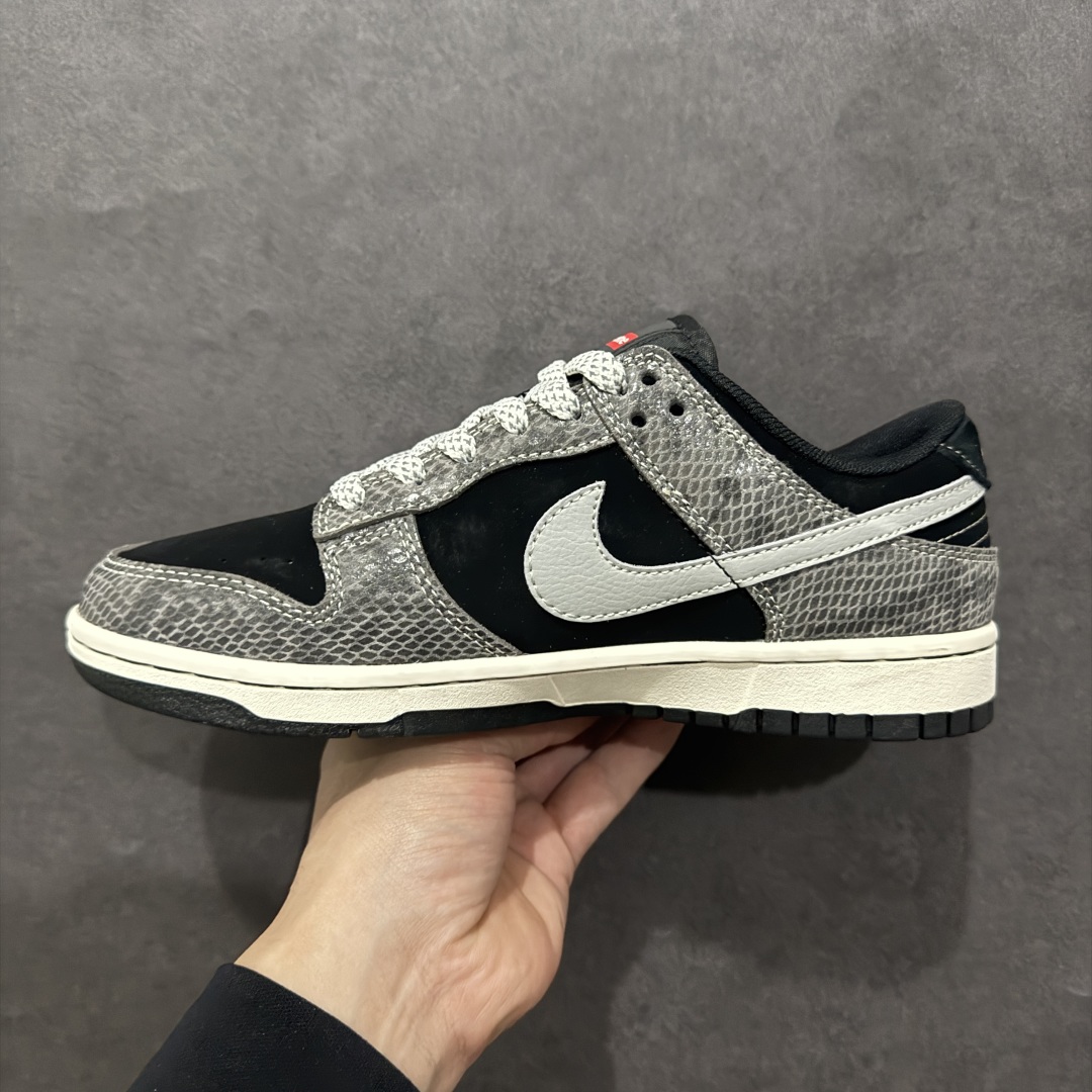 图片[2]-【定制版】Nike SB Dunk Low x Supreme 蛇年限定 黑灰小钩满天星n纯原大厂出品 极力推荐n原装头层材料 独家版型蒸餾加工n帶來的是更好的视觉和脚感体验n大厂纯原品质出货 清洁度 电绣工艺皮料切割干净无任何毛边 细节完美 官方货号：XS1086 017 尺码：36 36.5 37.5 38 38.5 39 40 40.5 41 42 42.5 43 44 44.5 45 编码：CC300320-莆田鞋批发中心