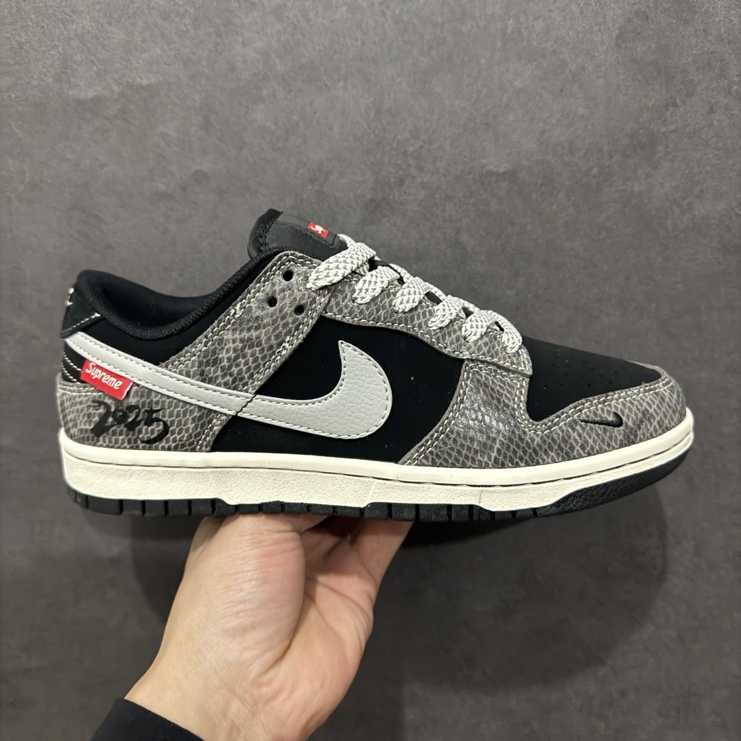 【定制版】Nike SB Dunk Low x Supreme 蛇年限定 黑灰小钩满天星n纯原大厂出品 极力推荐n原装头层材料 独家版型蒸餾加工n帶來的是更好的视觉和脚感体验n大厂纯原品质出货 清洁度 电绣工艺皮料切割干净无任何毛边 细节完美 官方货号：XS1086 017 尺码：36 36.5 37.5 38 38.5 39 40 40.5 41 42 42.5 43 44 44.5 45 编码：CC300320-莆田鞋批发中心