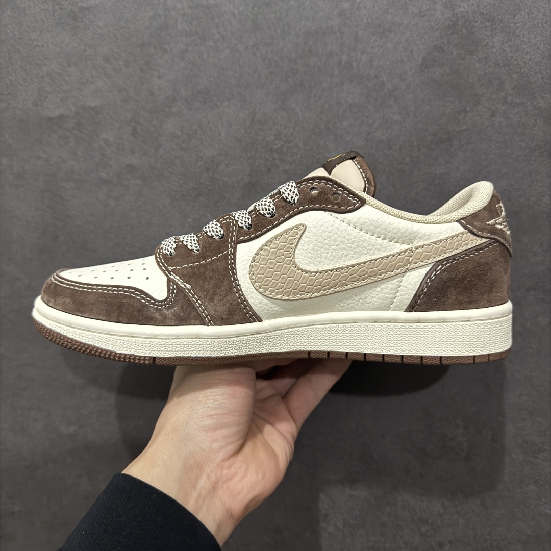 图片[2]-【定制版】Travis Scott x Nike Air Jordan 1 Low x The North FacenAir Jordan 1 Low 反转米棕小钩满天星倒钩 纯原版本n全鞋采用原装头层皮，用料扎实 精雕细琢n鞋型极致还原 飞翼3D打印改良 深度立体四线中底拉帮皮料选材 钢印 背胶一应俱全 全新批次 原装原模大底全鞋原厂定制皮料，手感细腻正确折边工艺 完美细节诠释 官方货号：XS3086 013 Size：36 36.5 37.5 38 38.5 39 40 40.5 41 42 42.5 43 44 44.5 45 编码：CC300320-莆田鞋批发中心