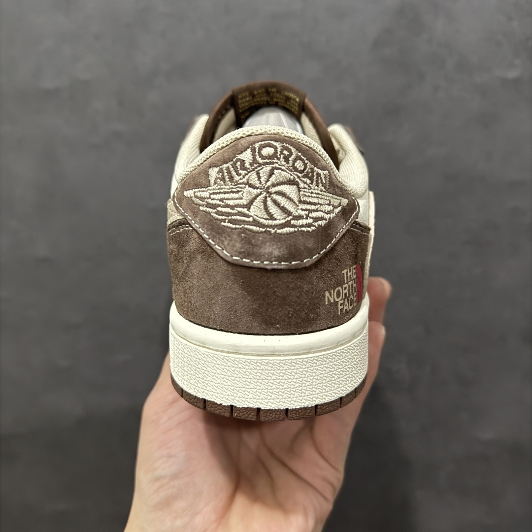 图片[4]-【定制版】Travis Scott x Nike Air Jordan 1 Low x The North FacenAir Jordan 1 Low 反转米棕小钩满天星倒钩 纯原版本n全鞋采用原装头层皮，用料扎实 精雕细琢n鞋型极致还原 飞翼3D打印改良 深度立体四线中底拉帮皮料选材 钢印 背胶一应俱全 全新批次 原装原模大底全鞋原厂定制皮料，手感细腻正确折边工艺 完美细节诠释 官方货号：XS3086 013 Size：36 36.5 37.5 38 38.5 39 40 40.5 41 42 42.5 43 44 44.5 45 编码：CC300320-莆田鞋批发中心