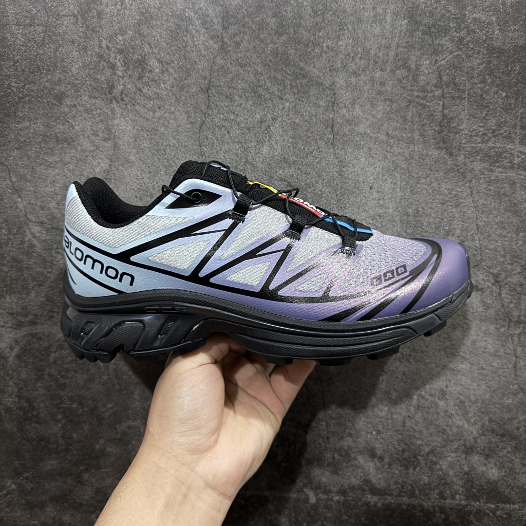 【PK版】 Salomon XT-6 Expanse 一代n萨洛蒙复古潮流户外机能登山跑鞋 475908nn纯原外贸平台特供订单耗时半年巨作 全套原纸板楦头开发原厂特供网布配套加持 确保原汁原味n完美呈现版型 原档数据独家私模五层组合大底原装Ortholite轻量化鞋垫 中底布带钢印编号原厂TPU锁扣 进口港宝加持后跟自然饱满 还原公司包裹性鞋面以“锯齿”状的包裹系统呈现在基色底之下加入了各种色点缀将公司的最新技术和时尚前卫的造型融入耐用的长跑款式中鞋面由 TPU 薄膜制成 并焊接在高耐磨网眼上 使其既时尚又坚固 由 ACS底盘支撑 可增强稳定性和支撑力 以及由橡胶凸耳 Contragrip外底覆盖的 EVA 缓冲中底 旨在应对崎岖的地形 鞋舌上的彩色Salomon 标签、Quicklace 系统以及鞋头、鞋舌和鞋跟上的附加品牌使细节更加完美 让穿着者可以轻松驾驭户外与通勤下的任何运动生活场景 无缝鞋身户外随意纵横 颜值与脚感兼备 出街通勤 绝对非常吸睛 你值得拥有 尺码：36 36.5 37.5 38 38.5 39 40 40.5 41 42 42.5 43 44 44.5 45  编码：J310340-莆田鞋批发中心