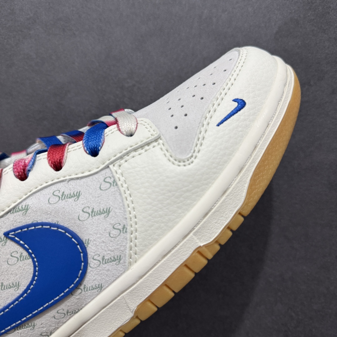 图片[5]-【定制版】Nike SB Dunk Low“斯图西蛇年联名——弹幕蓝勾” 周年高端定制 低帮休闲板鞋 定制鞋盒 大厂纯原品质出货 超高清洁度 皮料切割干净无任何毛边 细节完美货号：FC1688-207nSize:36 36.5 37.5 38 38.5 39 40 40.5 41 42 42.5 43 44 44.5 45 编码：HXS320340-莆田鞋批发中心