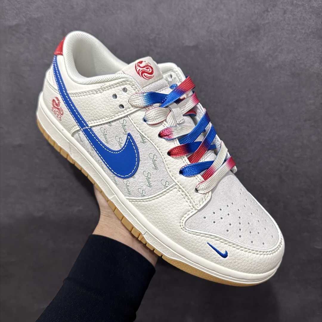 图片[3]-【定制版】Nike SB Dunk Low“斯图西蛇年联名——弹幕蓝勾” 周年高端定制 低帮休闲板鞋 定制鞋盒 大厂纯原品质出货 超高清洁度 皮料切割干净无任何毛边 细节完美货号：FC1688-207nSize:36 36.5 37.5 38 38.5 39 40 40.5 41 42 42.5 43 44 44.5 45 编码：HXS320340-莆田鞋批发中心