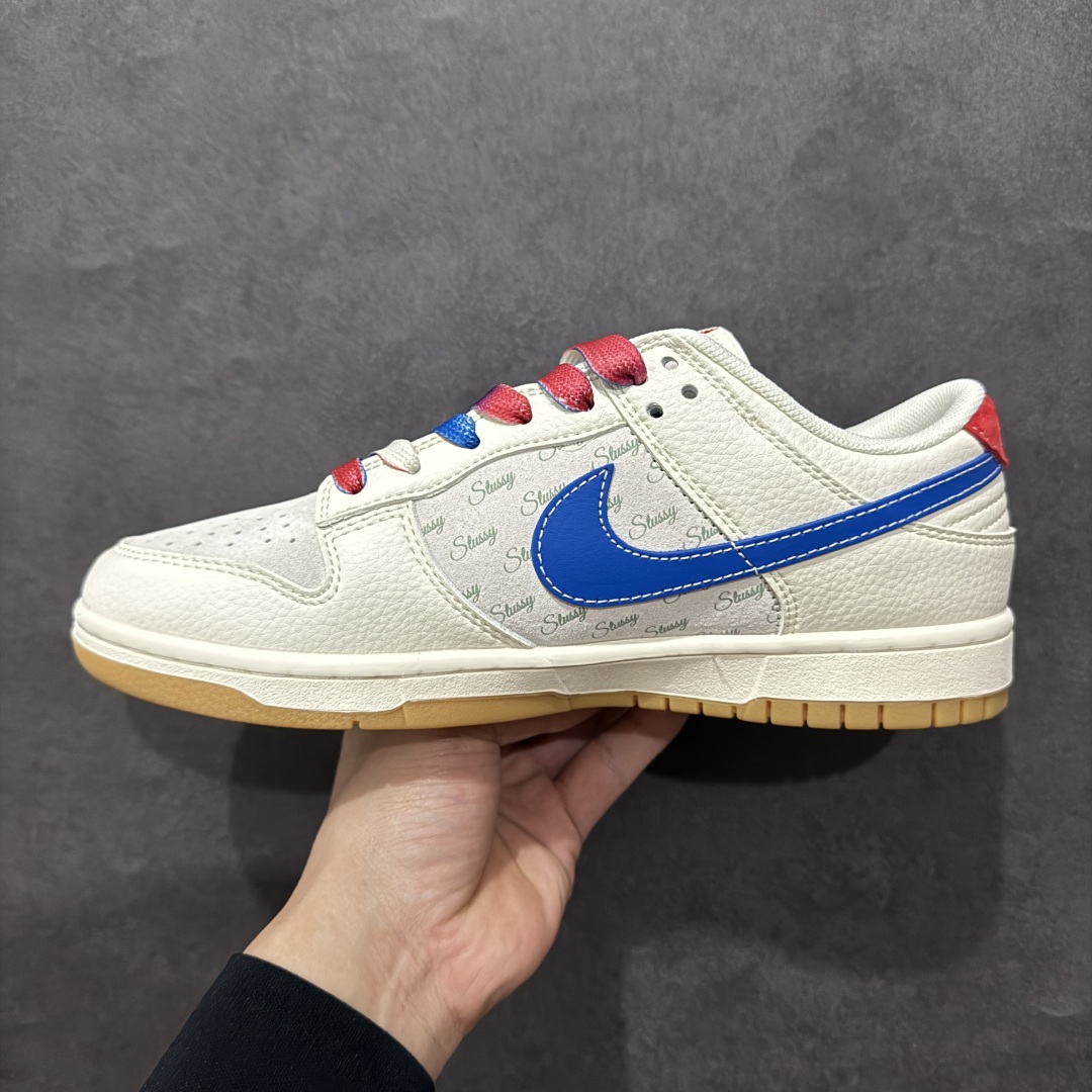 图片[2]-【定制版】Nike SB Dunk Low“斯图西蛇年联名——弹幕蓝勾” 周年高端定制 低帮休闲板鞋 定制鞋盒 大厂纯原品质出货 超高清洁度 皮料切割干净无任何毛边 细节完美货号：FC1688-207nSize:36 36.5 37.5 38 38.5 39 40 40.5 41 42 42.5 43 44 44.5 45 编码：HXS320340-莆田鞋批发中心