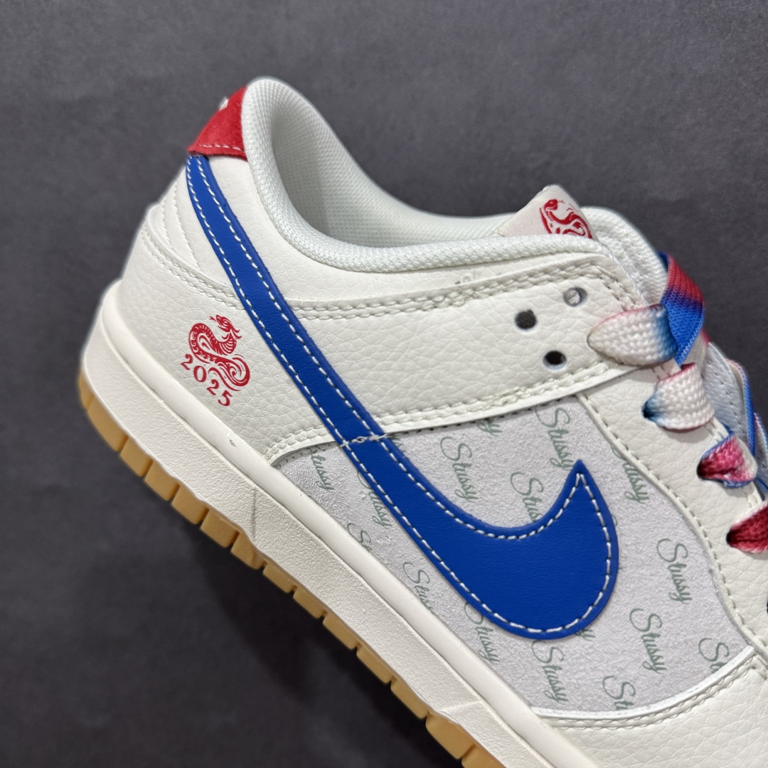 图片[6]-【定制版】Nike SB Dunk Low“斯图西蛇年联名——弹幕蓝勾” 周年高端定制 低帮休闲板鞋 定制鞋盒 大厂纯原品质出货 超高清洁度 皮料切割干净无任何毛边 细节完美货号：FC1688-207nSize:36 36.5 37.5 38 38.5 39 40 40.5 41 42 42.5 43 44 44.5 45 编码：HXS320340-莆田鞋批发中心