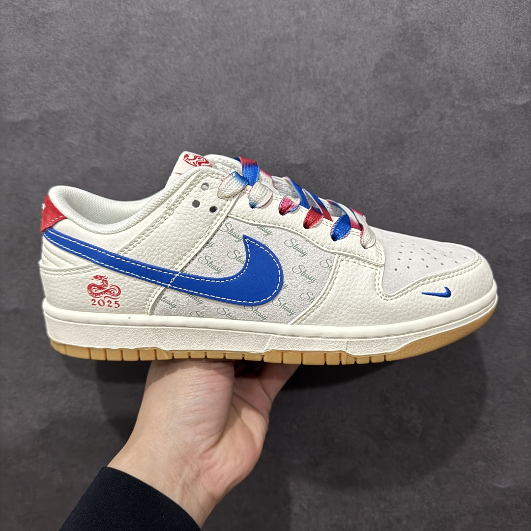 【定制版】Nike SB Dunk Low“斯图西蛇年联名——弹幕蓝勾” 周年高端定制 低帮休闲板鞋 定制鞋盒 大厂纯原品质出货 超高清洁度 皮料切割干净无任何毛边 细节完美货号：FC1688-207nSize:36 36.5 37.5 38 38.5 39 40 40.5 41 42 42.5 43 44 44.5 45 编码：HXS320340-莆田鞋批发中心