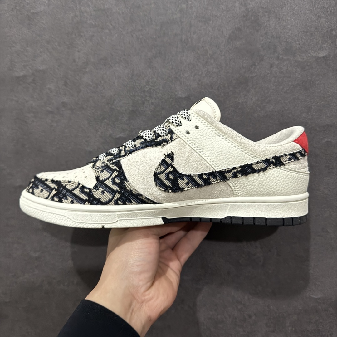 图片[2]-【定制版】Nike SB Dunk Low“迪奥联名——织布黑勾” 周年高端定制 低帮休闲板鞋 定制鞋盒 大厂纯原品质出货 超高清洁度 皮料切割干净无任何毛边 细节完美货号：DJ2024-131nSize:36 36.5 37.5 38 38.5 39 40 40.5 41 42 42.5 43 44 44.5 45 编码：HXS340360-莆田鞋批发中心