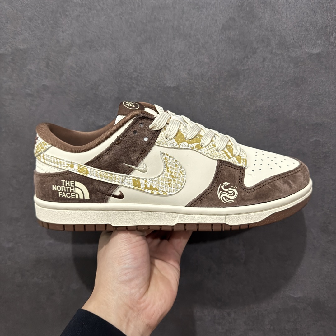 【定制版】Nike SB Dunk Low“ 北面联名蛇年限定——米棕白蛇”  周年高端定制 低帮休闲板鞋 定制鞋盒 大厂纯原品质出货 超高清洁度 皮料切割干净无任何毛边 细节完美 货号：CH8311-234n Size:36 36.5 37.5 38 38.5 39 40 40.5 41 42 42.5 43 44 44.5 45 编码：HXS340360-莆田鞋批发中心