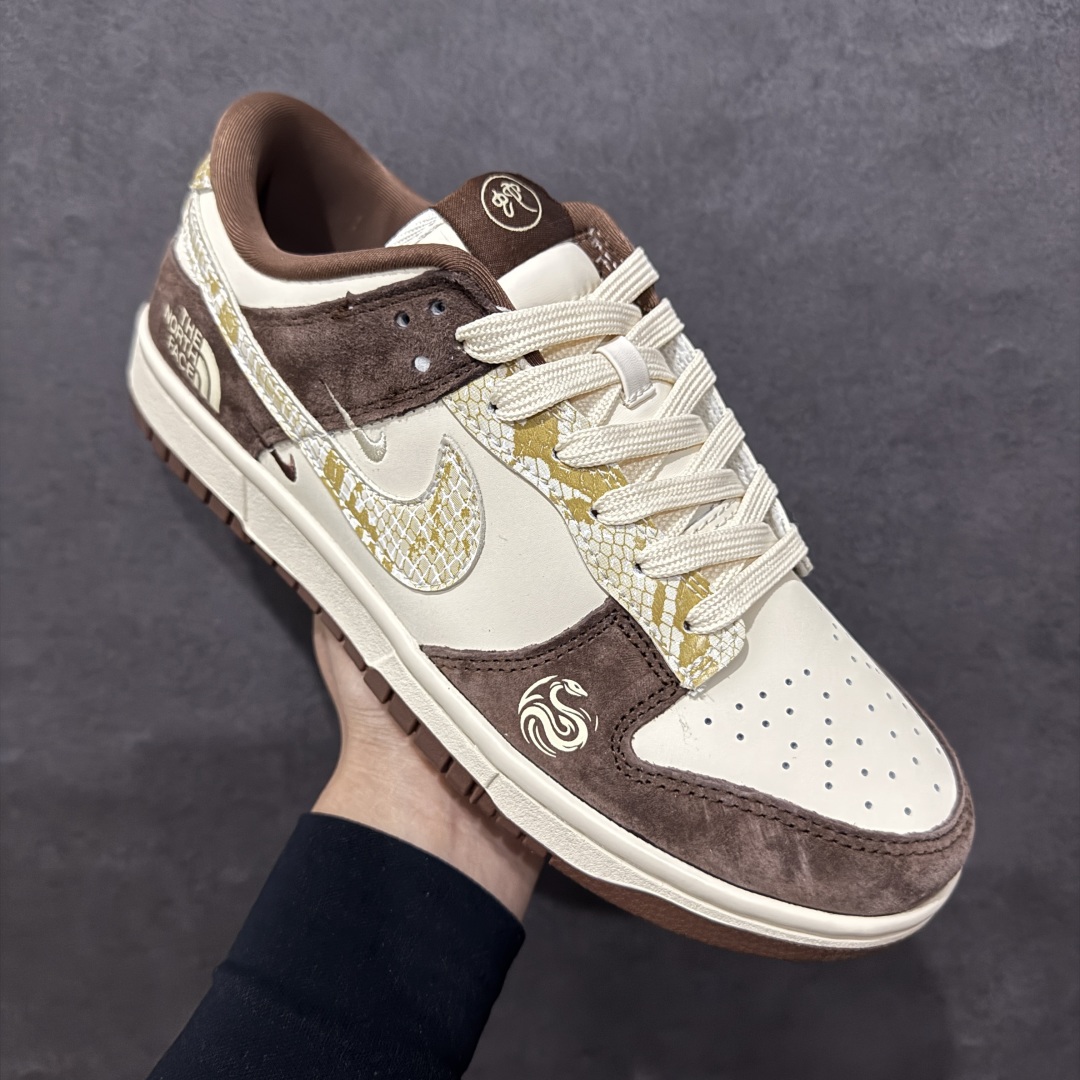 图片[3]-【定制版】Nike SB Dunk Low“ 北面联名蛇年限定——米棕白蛇”  周年高端定制 低帮休闲板鞋 定制鞋盒 大厂纯原品质出货 超高清洁度 皮料切割干净无任何毛边 细节完美 货号：CH8311-234n Size:36 36.5 37.5 38 38.5 39 40 40.5 41 42 42.5 43 44 44.5 45 编码：HXS340360-莆田鞋批发中心