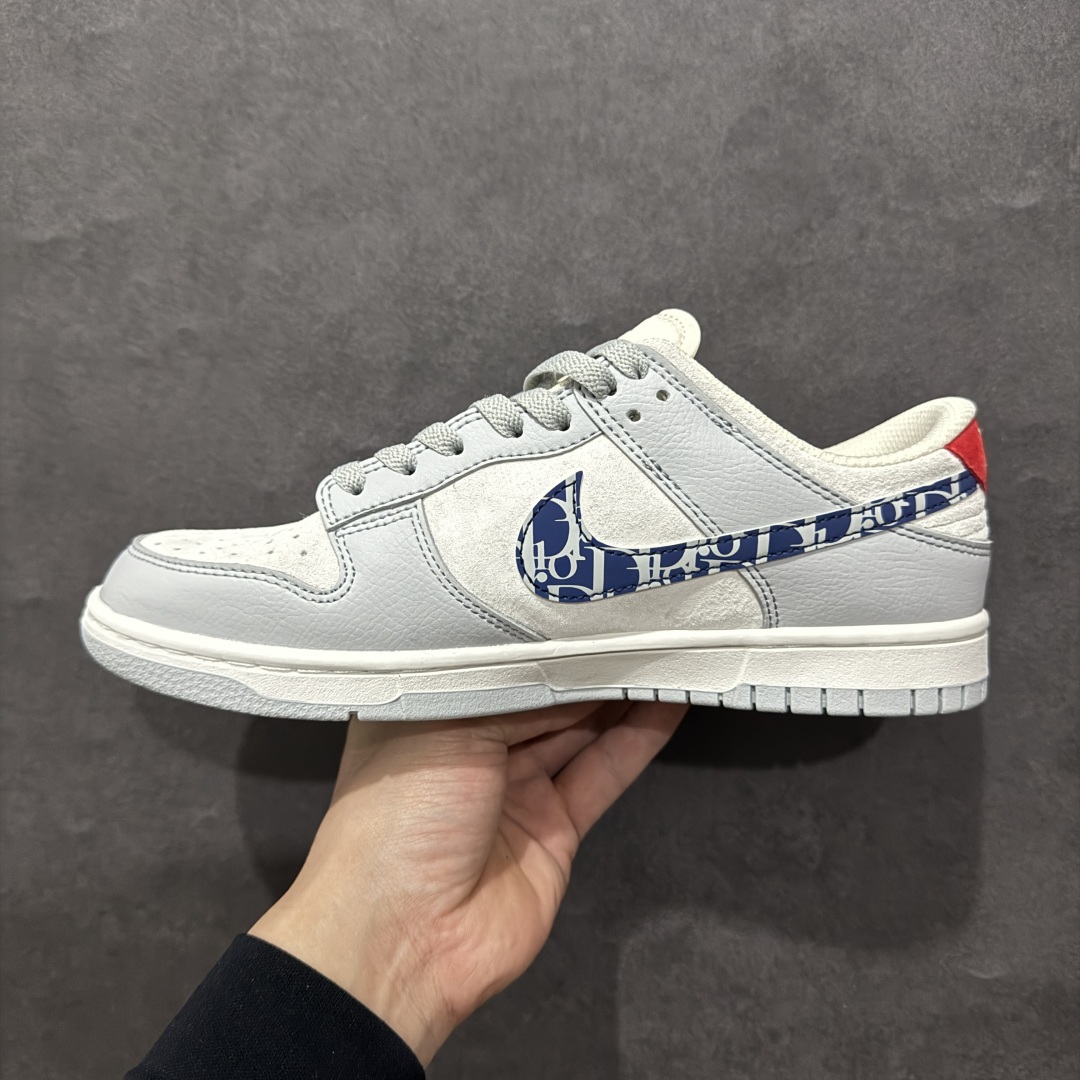 图片[2]-【定制版】Nike SB Dunk Low“迪奥联名——暗纹蓝勾” 周年高端定制 低帮休闲板鞋 定制鞋盒 大厂纯原品质出货 超高清洁度 皮料切割干净无任何毛边 细节完美货号：DJ2024-126nSize:36 36.5 37.5 38 38.5 39 40 40.5 41 42 42.5 43 44 44.5 45 编码：HXS340360-莆田鞋批发中心