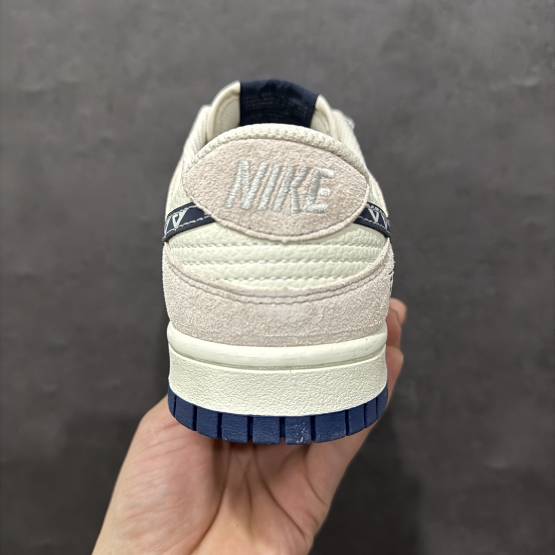 图片[4]-【定制版】Nike SB Dunk Low“ 芬迪联名——猪八花勾”  周年高端定制 低帮休闲板鞋 定制鞋盒 大厂纯原品质出货 超高清洁度 皮料切割干净无任何毛边 细节完美 货号：DJ2024-132n Size:36 36.5 37.5 38 38.5 39 40 40.5 41 42 42.5 43 44 44.5 45 编码：HXS340360-莆田鞋批发中心