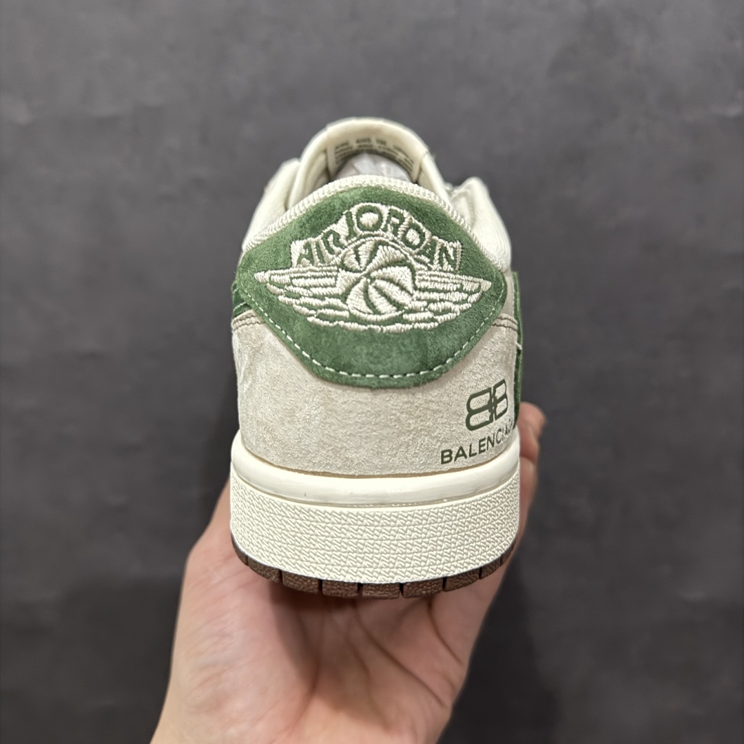 图片[4]-【定制版】Travis Scott x Fragment Design x Jordan Air Jordan 1 Low OG SP AJ1 乔1 巴黎世家联名 翻毛绿勾 低帮文化休闲板鞋 XS3086-015rn#多方联名合作融合了Travis Scott 独特的音乐风格，藤原浩个性的设计风格以及Jordan品牌的经典元素 使其成为一双具有独特身份和价值的鞋子 清新而立体的外观加上联名标识更突出了其独特身份 这种配色方案显示出活力和时尚感 在视觉上引人注目  鞋身的质感和细腻的细节处理使其显得高端而格调十足  这款“倒钩”联名是设计与创意完美结合  融合多方的个性风格是一款备受瞩目的潮流鞋款r 尺码：36 36.5 37.5 38 38.5 39 40 40.5 41 42 42.5 43 44 44.5 45  编码：HXS320340-莆田鞋批发中心