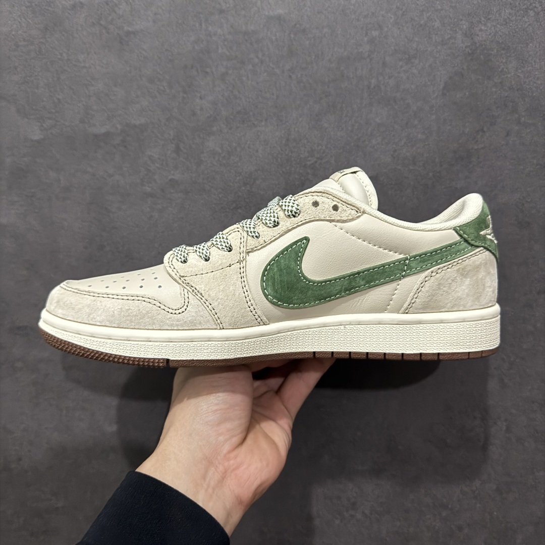 图片[2]-【定制版】Travis Scott x Fragment Design x Jordan Air Jordan 1 Low OG SP AJ1 乔1 巴黎世家联名 翻毛绿勾 低帮文化休闲板鞋 XS3086-015rn#多方联名合作融合了Travis Scott 独特的音乐风格，藤原浩个性的设计风格以及Jordan品牌的经典元素 使其成为一双具有独特身份和价值的鞋子 清新而立体的外观加上联名标识更突出了其独特身份 这种配色方案显示出活力和时尚感 在视觉上引人注目  鞋身的质感和细腻的细节处理使其显得高端而格调十足  这款“倒钩”联名是设计与创意完美结合  融合多方的个性风格是一款备受瞩目的潮流鞋款r 尺码：36 36.5 37.5 38 38.5 39 40 40.5 41 42 42.5 43 44 44.5 45  编码：HXS320340-莆田鞋批发中心