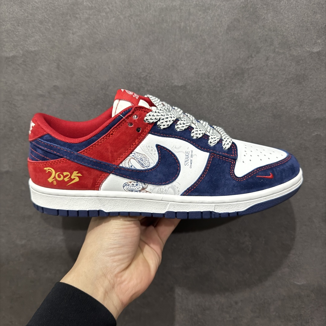 【定制版】NIKE SB Dunk Low 蛇年限定 白蓝红小钩满天星n公司级出品 极力推荐n原装头层材料 独家版型蒸餾加工n帶來的是更好的视觉和脚感体验n大厂纯原品质出货 清洁度 电绣工艺皮料切割干净无任何毛边 细节完美官方货号：XX9937 037 尺码： 36 36.5 37.5 38 38.5 39 40 40.5 41 42 42.5 43 44 44.5 45 编码：CC280300-莆田鞋批发中心