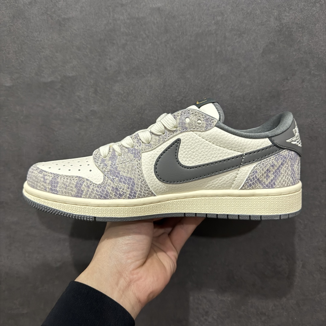 图片[2]-【定制版】Travis Scott x Nike Air Jordan 1 Low 蛇年限定nAir Jordan 1 Low 反转白灰紫小钩倒钩 纯原版本n全鞋采用原装头层皮，用料扎实 精雕细琢n鞋型极致还原 飞翼3D打印改良 深度立体四线中底拉帮皮料选材 钢印 背胶一应俱全 全新批次 原装原模大底全鞋原厂定制皮料，手感细腻正确折边工艺 完美细节诠释 官方货号：XS3086 010 Size：36 36.5 37.5 38 38.5 39 40 40.5 41 42 42.5 43 44 44.5 45 编码：HXS300320-莆田鞋批发中心