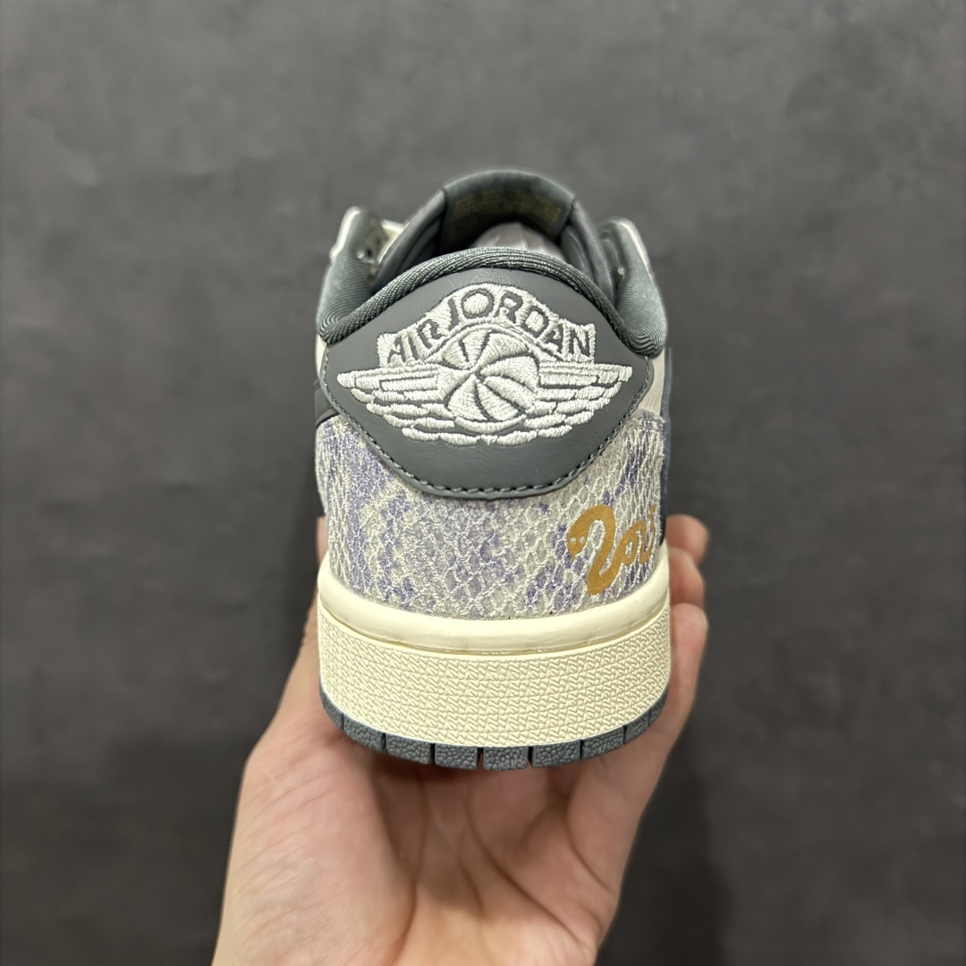 图片[4]-【定制版】Travis Scott x Nike Air Jordan 1 Low 蛇年限定nAir Jordan 1 Low 反转白灰紫小钩倒钩 纯原版本n全鞋采用原装头层皮，用料扎实 精雕细琢n鞋型极致还原 飞翼3D打印改良 深度立体四线中底拉帮皮料选材 钢印 背胶一应俱全 全新批次 原装原模大底全鞋原厂定制皮料，手感细腻正确折边工艺 完美细节诠释 官方货号：XS3086 010 Size：36 36.5 37.5 38 38.5 39 40 40.5 41 42 42.5 43 44 44.5 45 编码：HXS300320-莆田鞋批发中心