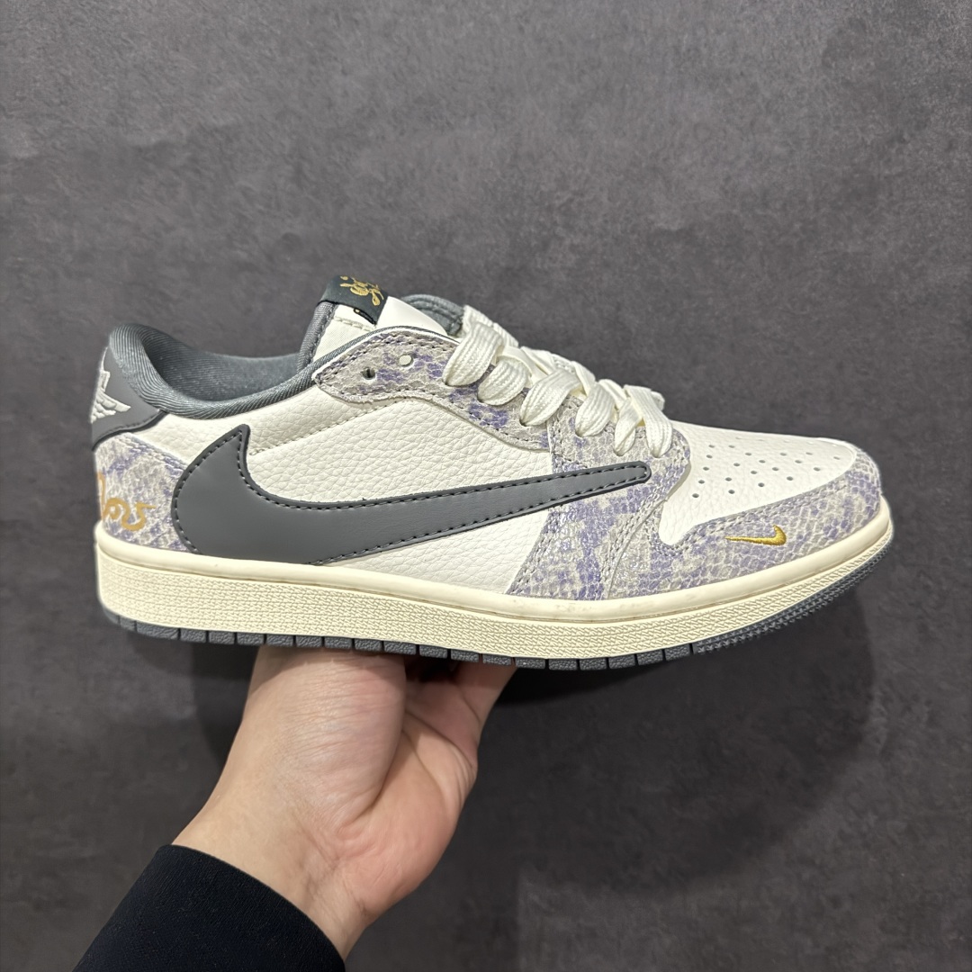 【定制版】Travis Scott x Nike Air Jordan 1 Low 蛇年限定nAir Jordan 1 Low 反转白灰紫小钩倒钩 纯原版本n全鞋采用原装头层皮，用料扎实 精雕细琢n鞋型极致还原 飞翼3D打印改良 深度立体四线中底拉帮皮料选材 钢印 背胶一应俱全 全新批次 原装原模大底全鞋原厂定制皮料，手感细腻正确折边工艺 完美细节诠释 官方货号：XS3086 010 Size：36 36.5 37.5 38 38.5 39 40 40.5 41 42 42.5 43 44 44.5 45 编码：HXS300320-莆田鞋批发中心