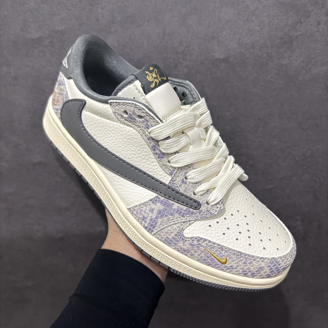 图片[3]-【定制版】Travis Scott x Nike Air Jordan 1 Low 蛇年限定nAir Jordan 1 Low 反转白灰紫小钩倒钩 纯原版本n全鞋采用原装头层皮，用料扎实 精雕细琢n鞋型极致还原 飞翼3D打印改良 深度立体四线中底拉帮皮料选材 钢印 背胶一应俱全 全新批次 原装原模大底全鞋原厂定制皮料，手感细腻正确折边工艺 完美细节诠释 官方货号：XS3086 010 Size：36 36.5 37.5 38 38.5 39 40 40.5 41 42 42.5 43 44 44.5 45 编码：HXS300320-莆田鞋批发中心