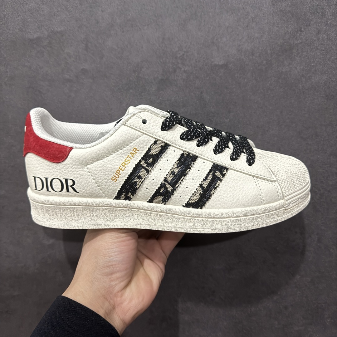 【定制版】AD Originals Superstar x DIOR 白黑满天星n采用全新头层拼接皮革材质n后跟采用特色3D立体印字渠道正品订单 诠释市场最高工艺水平n全鞋进口头层皮料打造n区别市面普通真标版本，进出专柜无压力货号：BZ2508 Size：36-45 编码：CC260280-莆田鞋批发中心