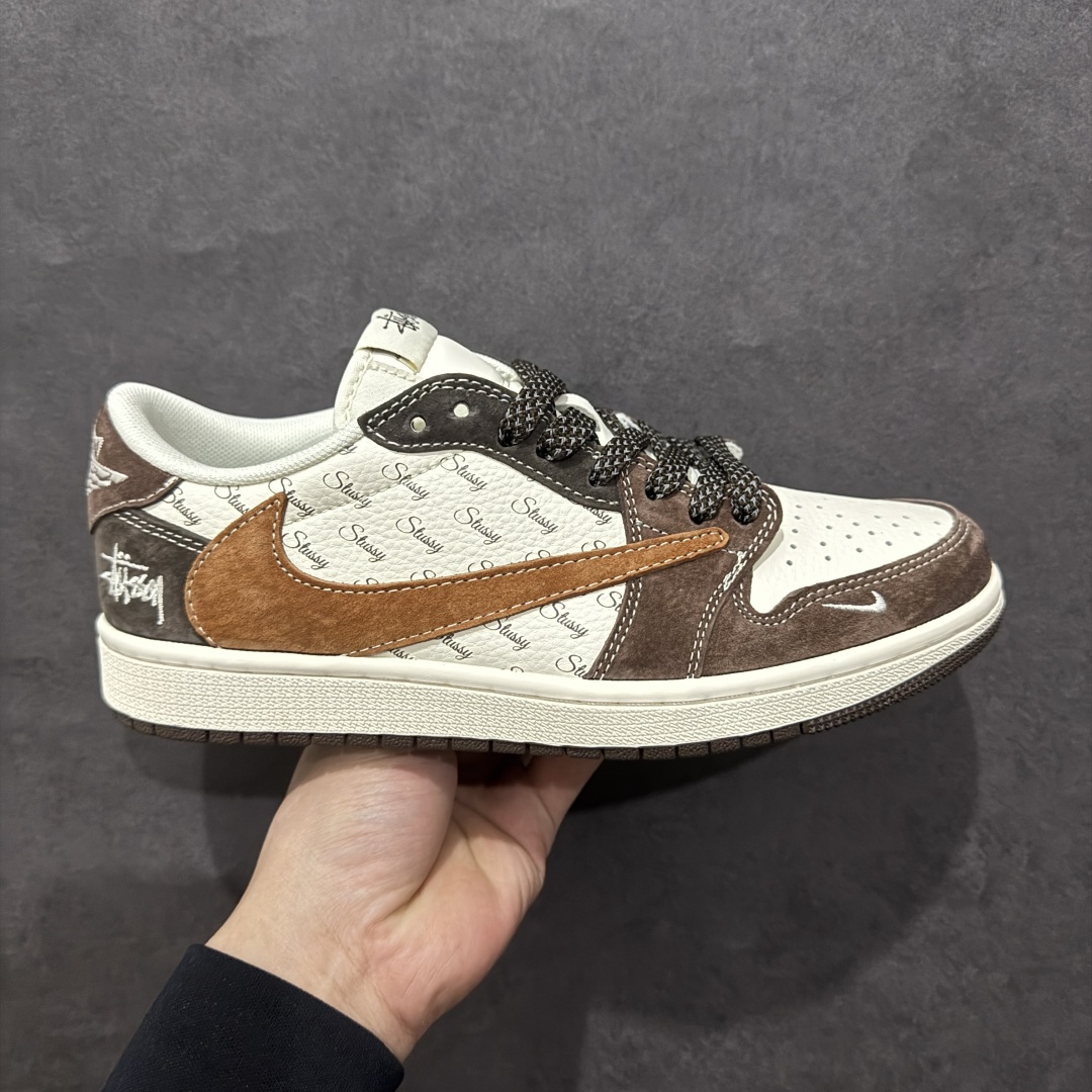 【定制版】Travis Scott x Nike Air Jordan 1 Low x The North FacenAir Jordan 1 Low 反转白棕小钩满天星倒钩全鞋采用原装头层皮，用料扎实 精雕细琢n鞋型极致还原 飞翼3D打印改良 深度立体四线中底拉帮皮料选材 钢印 背胶一应俱全 全新批次 原装原模大底全鞋原厂定制皮料，手感细腻正确折边工艺 完美细节诠释 官方货号：XS3086 007 Size：36 36.5 37.5 38 38.5 39 40 40.5 41 42 42.5 43 44 44.5 45 编码：CC300320-莆田鞋批发中心