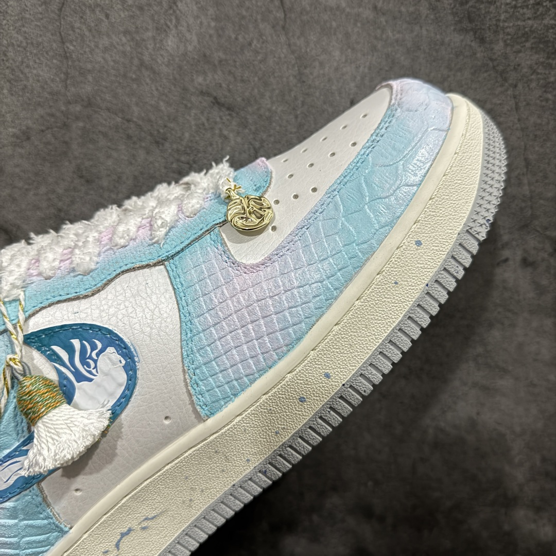 图片[6]-【定制版】Nk Air Force 1\’07 Low \”YunYuJian\” CNY蛇年限定 云屿间 空军一号低帮休闲板鞋 DX2678-222rn#在时光的长河悄然淌至蛇年之际，云屿间宛如被施了魔法，幻化成一处充满祥瑞与诗意的灵境。踏入云屿间，首先映入眼帘的是那高高悬挂的蛇年主题灯笼。它们形态各异，有的恰似灵动的灵蛇蜿蜒而上，鳞片处闪烁着细碎的光；恰似将新年的喜悦与希望，丝丝缕缕地编织进每一寸空气里。r 尺码：36 36.5 37.5 38 38.5 39 40 40.5 41 42 42.5 43 44 44.5 45  编码：HXS410420-莆田鞋批发中心