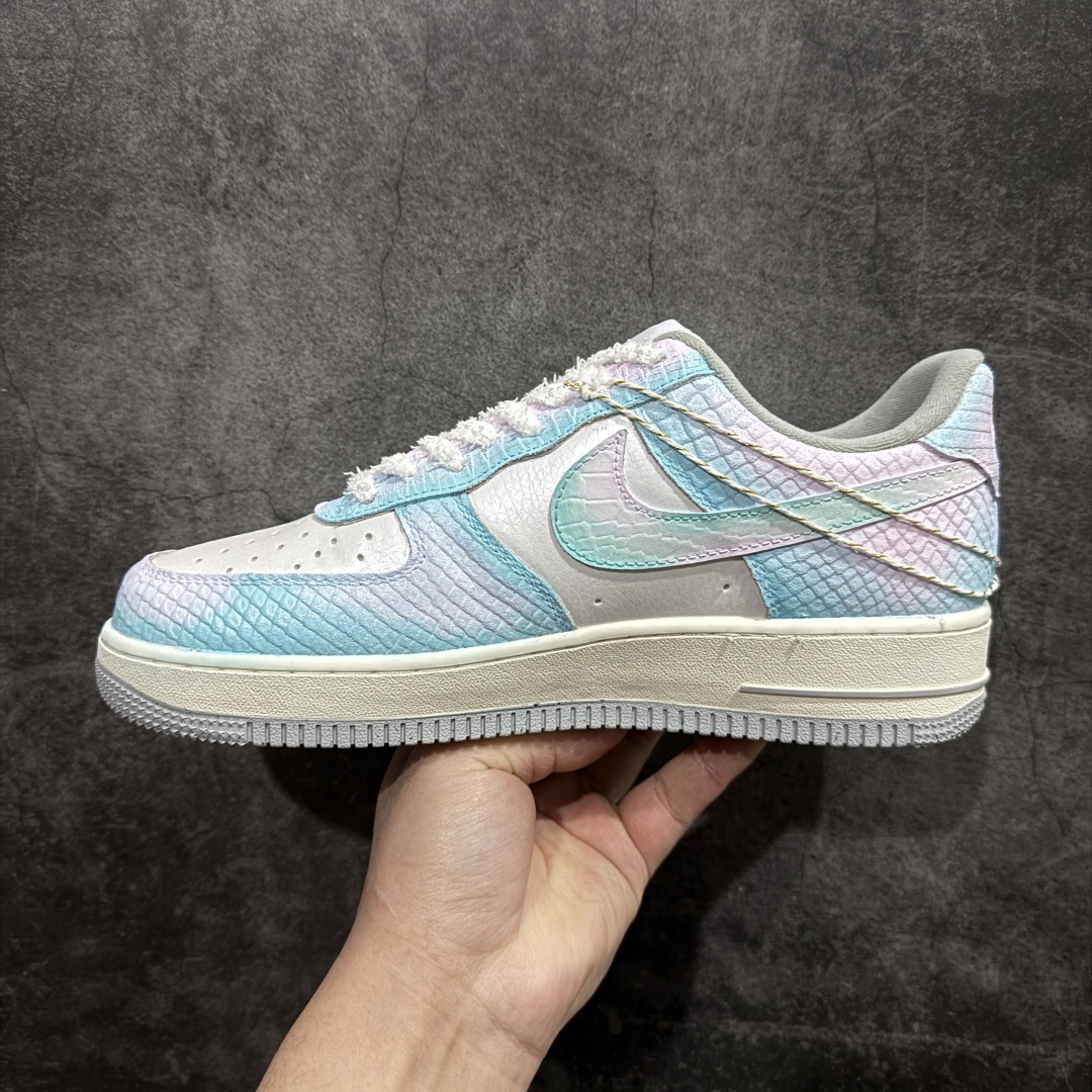 图片[2]-【定制版】Nk Air Force 1\’07 Low \”YunYuJian\” CNY蛇年限定 云屿间 空军一号低帮休闲板鞋 DX2678-222rn#在时光的长河悄然淌至蛇年之际，云屿间宛如被施了魔法，幻化成一处充满祥瑞与诗意的灵境。踏入云屿间，首先映入眼帘的是那高高悬挂的蛇年主题灯笼。它们形态各异，有的恰似灵动的灵蛇蜿蜒而上，鳞片处闪烁着细碎的光；恰似将新年的喜悦与希望，丝丝缕缕地编织进每一寸空气里。r 尺码：36 36.5 37.5 38 38.5 39 40 40.5 41 42 42.5 43 44 44.5 45  编码：HXS410420-莆田鞋批发中心