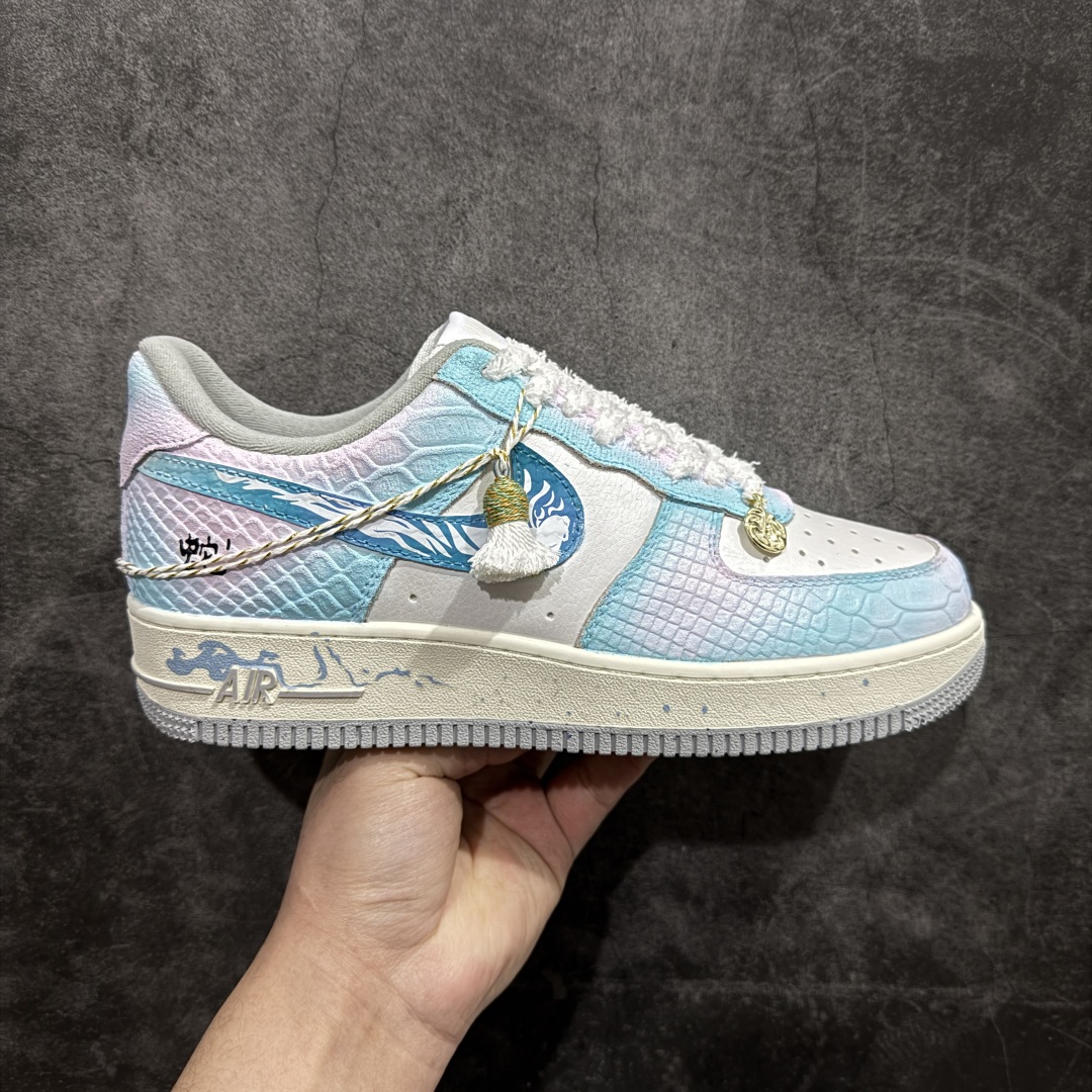 【定制版】Nk Air Force 1\’07 Low \”YunYuJian\” CNY蛇年限定 云屿间 空军一号低帮休闲板鞋 DX2678-222rn#在时光的长河悄然淌至蛇年之际，云屿间宛如被施了魔法，幻化成一处充满祥瑞与诗意的灵境。踏入云屿间，首先映入眼帘的是那高高悬挂的蛇年主题灯笼。它们形态各异，有的恰似灵动的灵蛇蜿蜒而上，鳞片处闪烁着细碎的光；恰似将新年的喜悦与希望，丝丝缕缕地编织进每一寸空气里。r 尺码：36 36.5 37.5 38 38.5 39 40 40.5 41 42 42.5 43 44 44.5 45  编码：HXS410420-莆田鞋批发中心