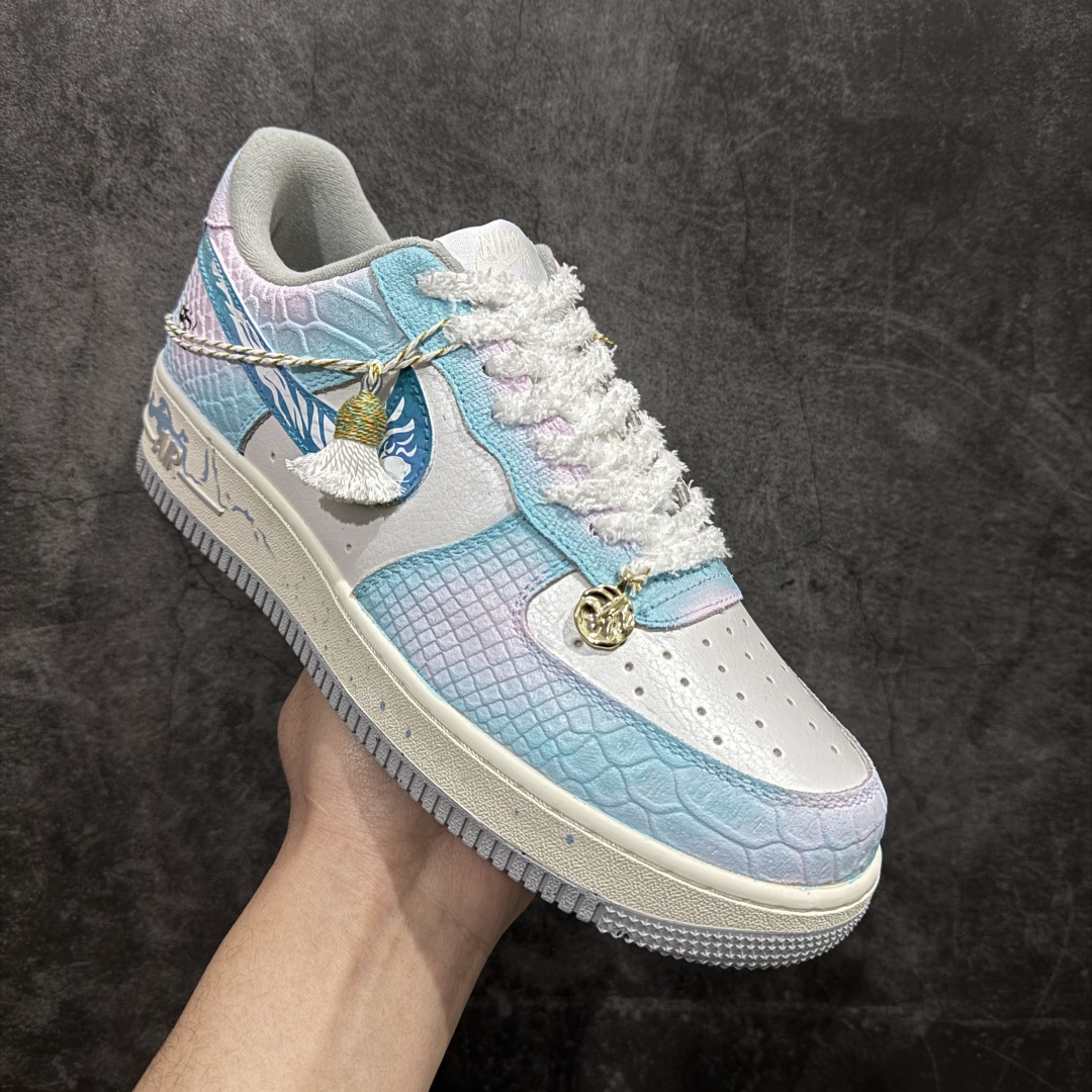 图片[3]-【定制版】Nk Air Force 1\’07 Low \”YunYuJian\” CNY蛇年限定 云屿间 空军一号低帮休闲板鞋 DX2678-222rn#在时光的长河悄然淌至蛇年之际，云屿间宛如被施了魔法，幻化成一处充满祥瑞与诗意的灵境。踏入云屿间，首先映入眼帘的是那高高悬挂的蛇年主题灯笼。它们形态各异，有的恰似灵动的灵蛇蜿蜒而上，鳞片处闪烁着细碎的光；恰似将新年的喜悦与希望，丝丝缕缕地编织进每一寸空气里。r 尺码：36 36.5 37.5 38 38.5 39 40 40.5 41 42 42.5 43 44 44.5 45  编码：HXS410420-莆田鞋批发中心