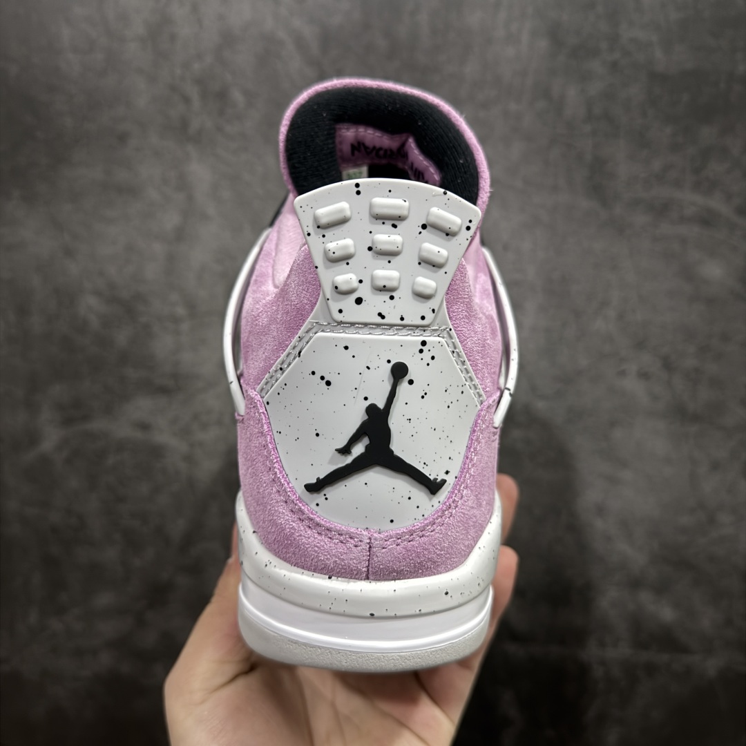 图片[4]-【OG纯原】Air Jordan 4 Retro \”Orchid\” 粉黑麂皮 AJ4 乔丹4代 猛男粉AQ9129-501n圈内知名大厂出货全套原纸板楦头开发 原厂特供皮料加持 确保原汁原味 完美呈现四代版型 一比一鞋头弧度高度鞋身弧度 数据细节工艺流程均保持原鞋一致 原厂TPU网格鞋带扣 正确内里网布 菱角分明不变形无多余毛边 柔软性质感一致于原鞋 市场唯一原厂鞋扣模具 背面可见隐藏注塑口 原厂织唛标 原厂飞人电绣工艺 尾指中部跳三针 独家绑鞋带手法 印刷中底布 四线拉帮 米色美纹纸贴合固定 进口港宝加持 后跟自然饱满 全鞋荧光划线卡点 追求极致完美 每一双都是工艺品 多重QC质检 超越公司货的品控标准 实实在在的免检产品  尺码：40-47.5  编码：OG470500-莆田鞋批发中心