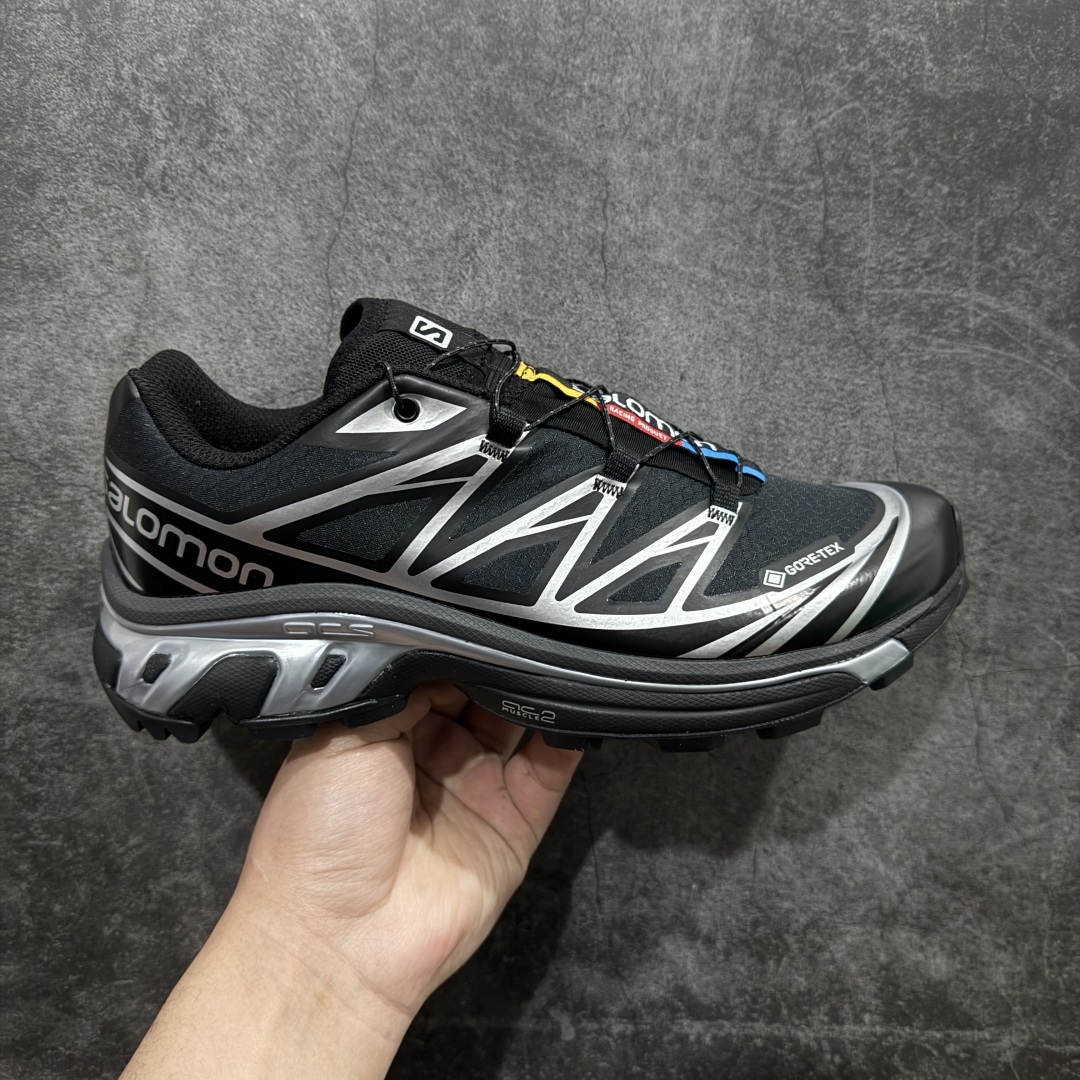 【PK版】 Salomon XT-6 GXT防水黑银n萨洛蒙复古潮流户外机能登山跑鞋n纯原外贸平台特供订单耗时半年巨作 全套原纸板楦头开发原厂特供网布配套加持 确保原汁原味n完美呈现版型 原档数据独家私模五层组合大底原装Ortholite轻量化鞋垫 中底布带钢印编号原厂TPU锁扣 进口港宝加持后跟自然饱满 还原公司包裹性鞋面以“锯齿”状的包裹系统呈现在基色底之下加入了各种色点缀将公司的最新技术和时尚前卫的造型融入耐用的长跑款式中鞋面由 TPU 薄膜制成 并焊接在高耐磨网眼上 使其既时尚又坚固 由 ACS底盘支撑 可增强稳定性和支撑力 以及由橡胶凸耳 Contragrip外底覆盖的 EVA 缓冲中底 旨在应对崎岖的地形 鞋舌上的彩色Salomon 标签、Quicklace 系统以及鞋头、鞋舌和鞋跟上的附加品牌使细节更加完美 让穿着者可以轻松驾驭户外与通勤下的任何运动生活场景 无缝鞋身户外随意纵横 颜值与脚感兼备 出街通勤 绝对非常吸睛 你值得拥有 尺码：36 36.5 37.5 38 38.5 39 40 40.5 41 42 42.5 43 44 44.5 45  编码：J310340-莆田鞋批发中心