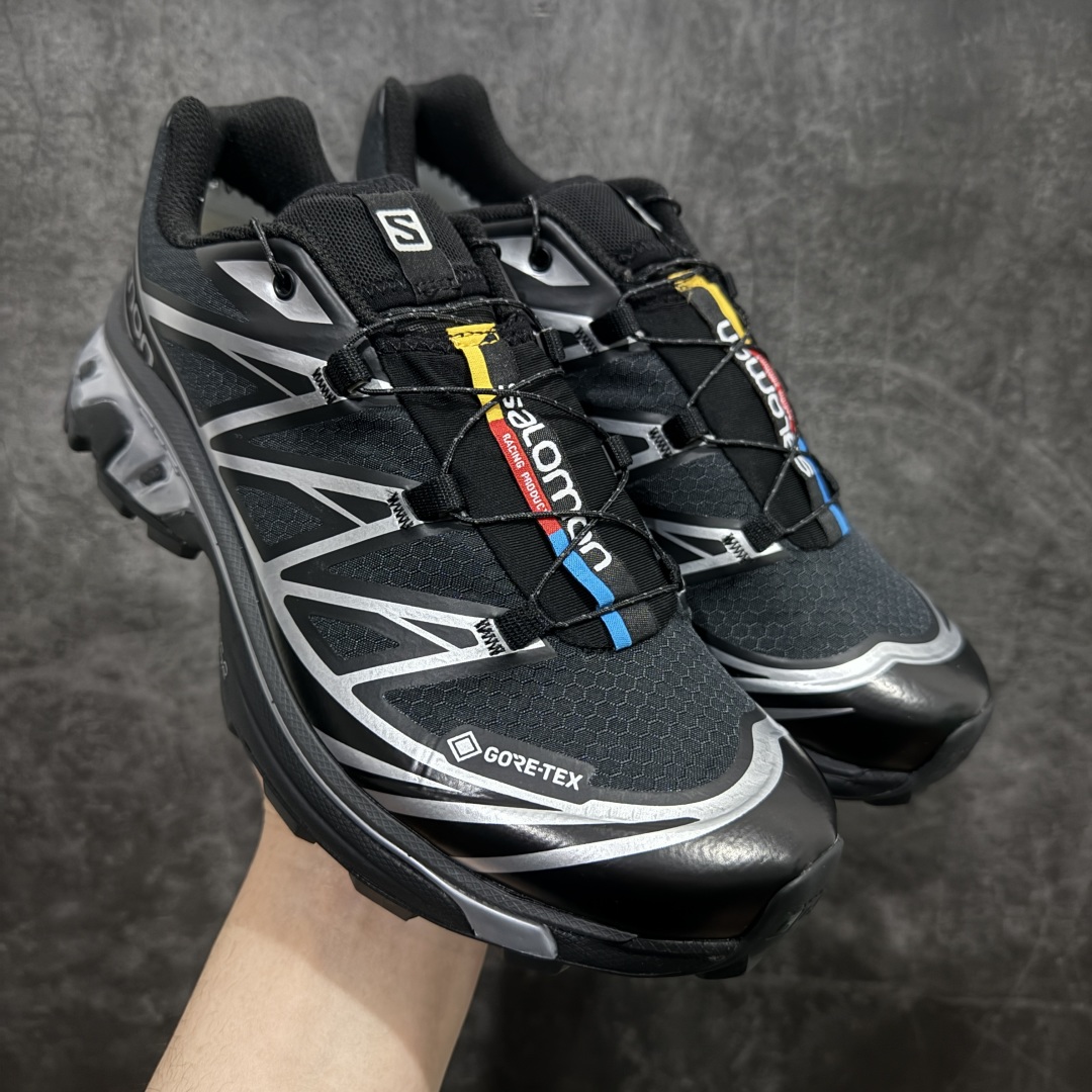 【PK版】 Salomon XT-6 Expanse 一代n萨洛蒙复古潮流户外机能登山跑鞋 475908nn纯原外贸平台特供订单耗时半年巨作 全套原纸板楦头开发原厂特供网布配套加持 确保原汁原味n完美呈现版型 原档数据独家私模五层组合大底原装Ortholite轻量化鞋垫 中底布带钢印编号原厂TPU锁扣 进口港宝加持后跟自然饱满 还原公司包裹性鞋面以“锯齿”状的包裹系统呈现在基色底之下加入了各种色点缀将公司的最新技术和时尚前卫的造型融入耐用的长跑款式中鞋面由 TPU 薄膜制成 并焊接在高耐磨网眼上 使其既时尚又坚固 由 ACS底盘支撑 可增强稳定性和支撑力 以及由橡胶凸耳 Contragrip外底覆盖的 EVA 缓冲中底 旨在应对崎岖的地形 鞋舌上的彩色Salomon 标签、Quicklace 系统以及鞋头、鞋舌和鞋跟上的附加品牌使细节更加完美 让穿着者可以轻松驾驭户外与通勤下的任何运动生活场景 无缝鞋身户外随意纵横 颜值与脚感兼备 出街通勤 绝对非常吸睛 你值得拥有 尺码：36 36.5 37.5 38 38.5 39 40 40.5 41 42 42.5 43 44 44.5 45  编码：J310340-莆田鞋批发中心