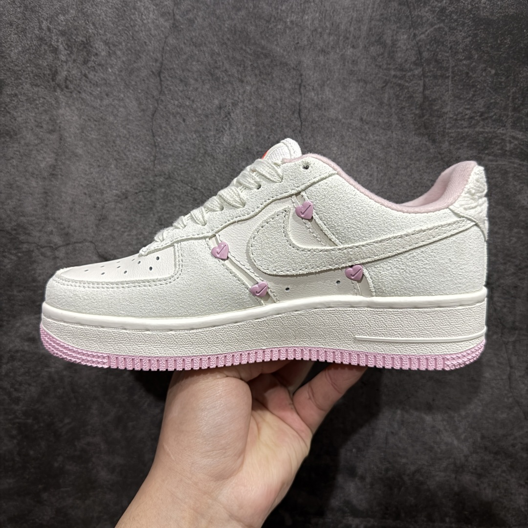 图片[2]-【纯原版】Nike Air Force 1 Low 空军苹果情人节正确卡色 顶级品质n原楦头原纸板 打造纯正空军版型 专注外贸渠道 全掌内置蜂窝气垫 原盒配件 原厂中底钢印、拉帮完美  货号：HV5992-111 Size：35.5 36 36.5 37.5 38 38.5 39 40 编码：GQ240260-莆田鞋批发中心