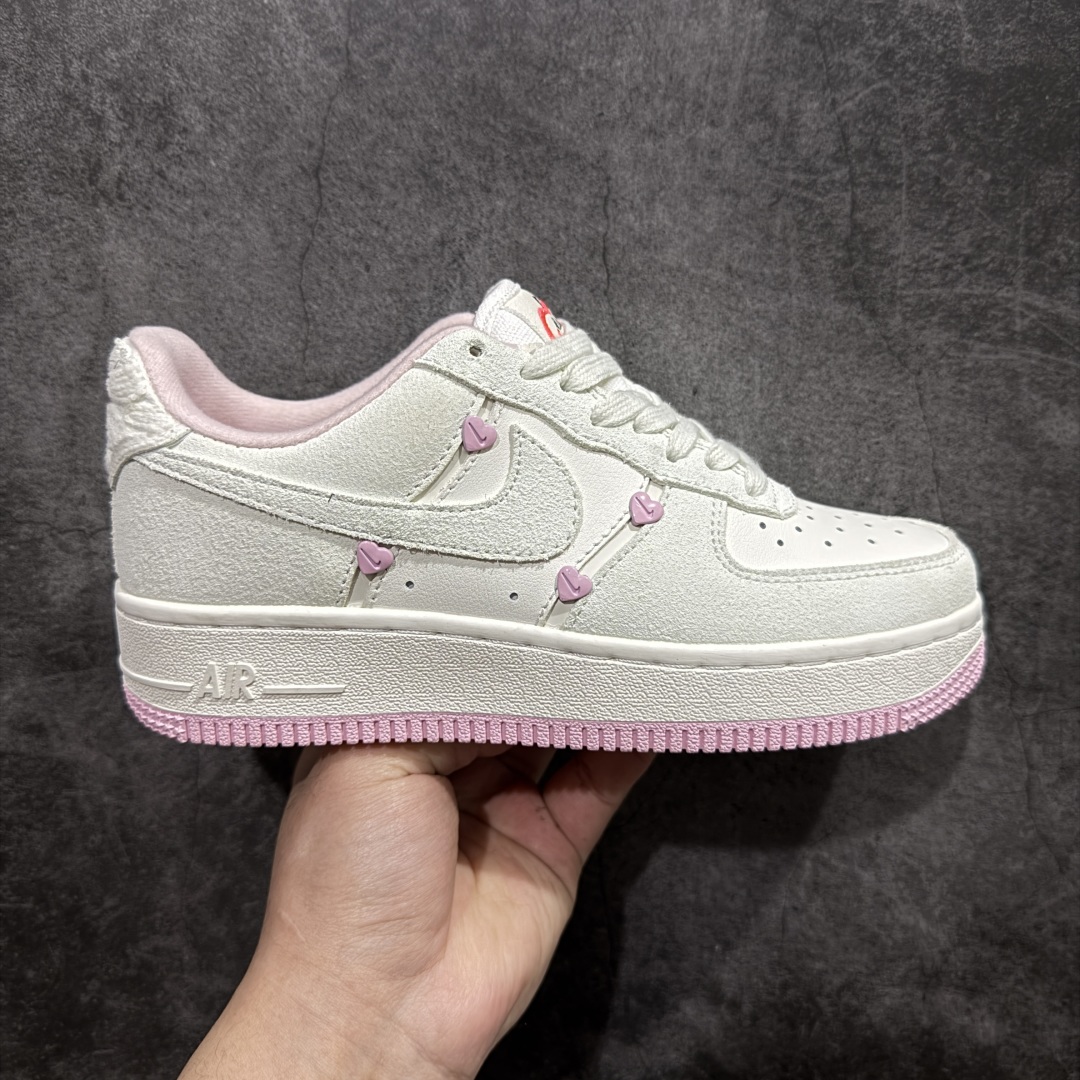 【纯原版】Nike Air Force 1 Low 空军苹果情人节正确卡色 顶级品质n原楦头原纸板 打造纯正空军版型 专注外贸渠道 全掌内置蜂窝气垫 原盒配件 原厂中底钢印、拉帮完美  货号：HV5992-111 Size：35.5 36 36.5 37.5 38 38.5 39 40 编码：GQ240260-莆田鞋批发中心