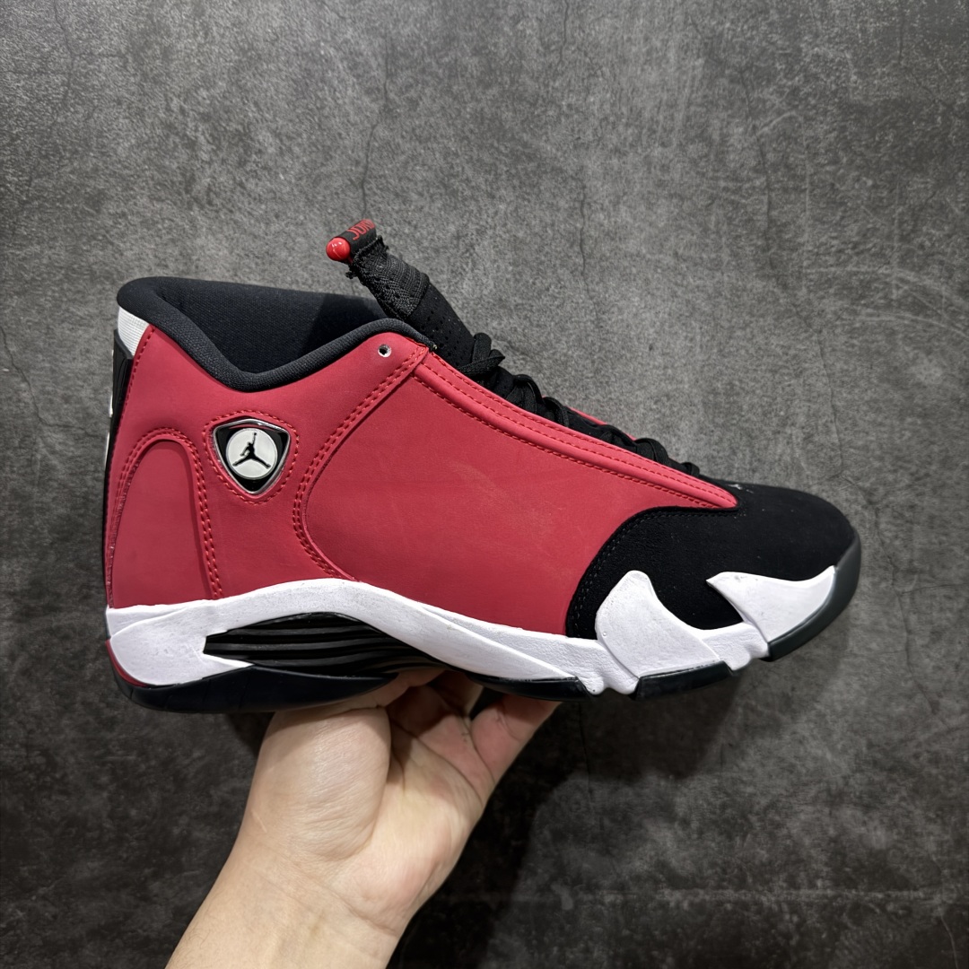 【XP纯原】Air Jordan AJ14 黑白红 487471-006nn外贸特供批次 原楦原档案数据开模打造 原厂中底拉帮钢印 原盒原配 以法拉利 550 Maranello 为设计灵感 类似跑车的全新流线鞋型 鞋头的麂皮与鞋身的荔枝皮相结合 最具代表性的黑红配色 中底内侧开创性的透气孔设计 看起来与跑车的进气口如出一辙 盾牌造型更能让人们直接想到法拉利的 LogoSIZE：40.5 41 42 42.5 43 44 44.5 45 46 47.5 编码：X1500520-莆田鞋批发中心