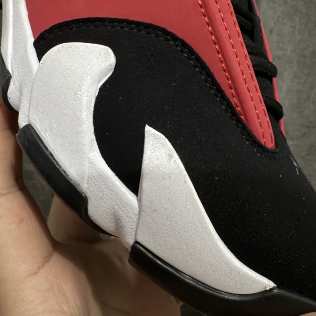 图片[4]-【XP纯原】Air Jordan AJ14 黑白红 487471-006nn外贸特供批次 原楦原档案数据开模打造 原厂中底拉帮钢印 原盒原配 以法拉利 550 Maranello 为设计灵感 类似跑车的全新流线鞋型 鞋头的麂皮与鞋身的荔枝皮相结合 最具代表性的黑红配色 中底内侧开创性的透气孔设计 看起来与跑车的进气口如出一辙 盾牌造型更能让人们直接想到法拉利的 LogoSIZE：40.5 41 42 42.5 43 44 44.5 45 46 47.5 编码：X1500520-莆田鞋批发中心