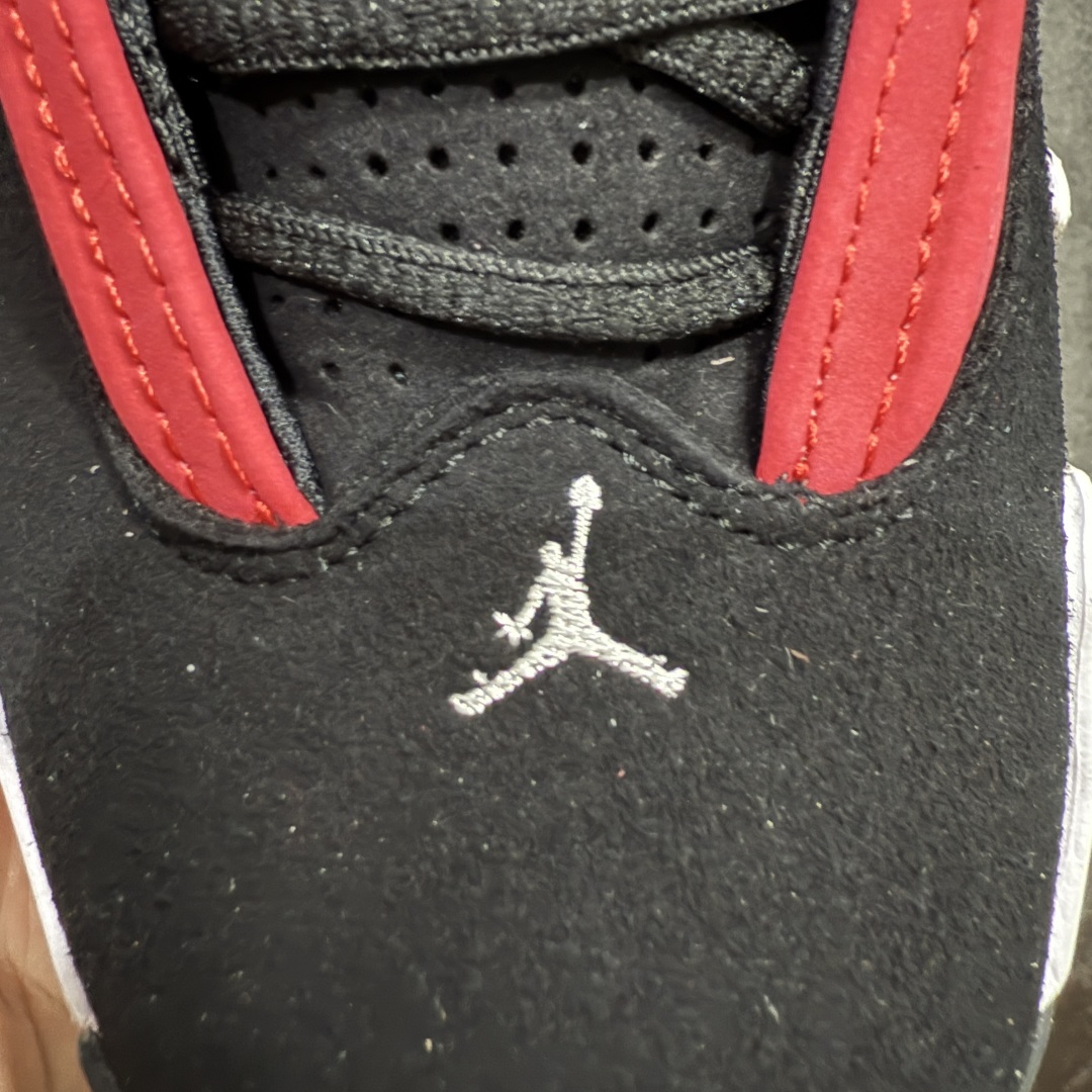 图片[5]-【XP纯原】Air Jordan AJ14 黑白红 487471-006nn外贸特供批次 原楦原档案数据开模打造 原厂中底拉帮钢印 原盒原配 以法拉利 550 Maranello 为设计灵感 类似跑车的全新流线鞋型 鞋头的麂皮与鞋身的荔枝皮相结合 最具代表性的黑红配色 中底内侧开创性的透气孔设计 看起来与跑车的进气口如出一辙 盾牌造型更能让人们直接想到法拉利的 LogoSIZE：40.5 41 42 42.5 43 44 44.5 45 46 47.5 编码：X1500520-莆田鞋批发中心