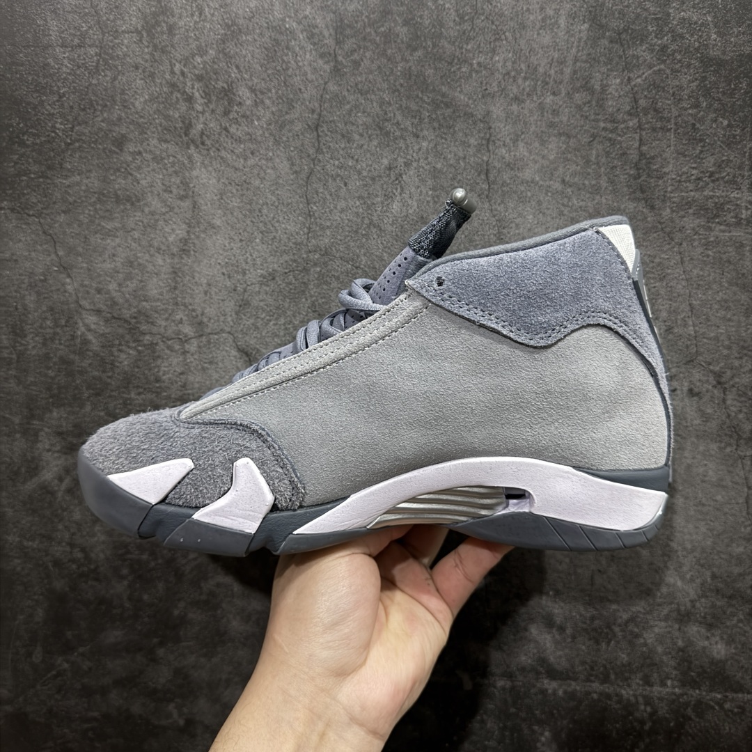 图片[2]-【XP纯原】Air Jordan AJ14 灰白 FJ3460-012nn外贸特供批次 原楦原档案数据开模打造 原厂中底拉帮钢印 原盒原配 以法拉利 550 Maranello 为设计灵感 类似跑车的全新流线鞋型 鞋头的麂皮与鞋身的荔枝皮相结合 最具代表性的黑红配色 中底内侧开创性的透气孔设计 看起来与跑车的进气口如出一辙 盾牌造型更能让人们直接想到法拉利的 LogoSIZE：40.5 41 42 42.5 43 44 44.5 45 46 47.5 编码：X1500520-莆田鞋批发中心