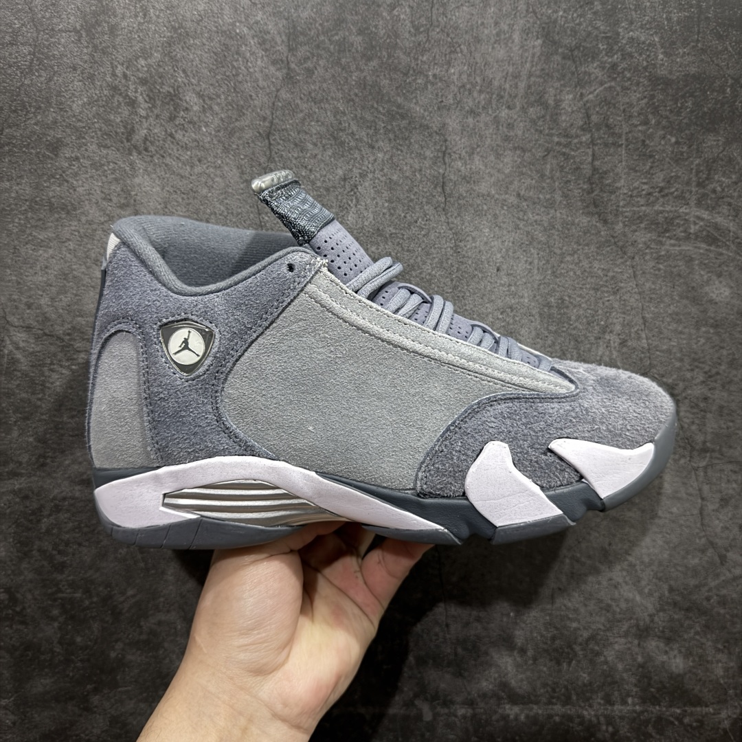 【XP纯原】Air Jordan AJ14 灰白 FJ3460-012nn外贸特供批次 原楦原档案数据开模打造 原厂中底拉帮钢印 原盒原配 以法拉利 550 Maranello 为设计灵感 类似跑车的全新流线鞋型 鞋头的麂皮与鞋身的荔枝皮相结合 最具代表性的黑红配色 中底内侧开创性的透气孔设计 看起来与跑车的进气口如出一辙 盾牌造型更能让人们直接想到法拉利的 LogoSIZE：40.5 41 42 42.5 43 44 44.5 45 46 47.5 编码：X1500520-莆田鞋批发中心