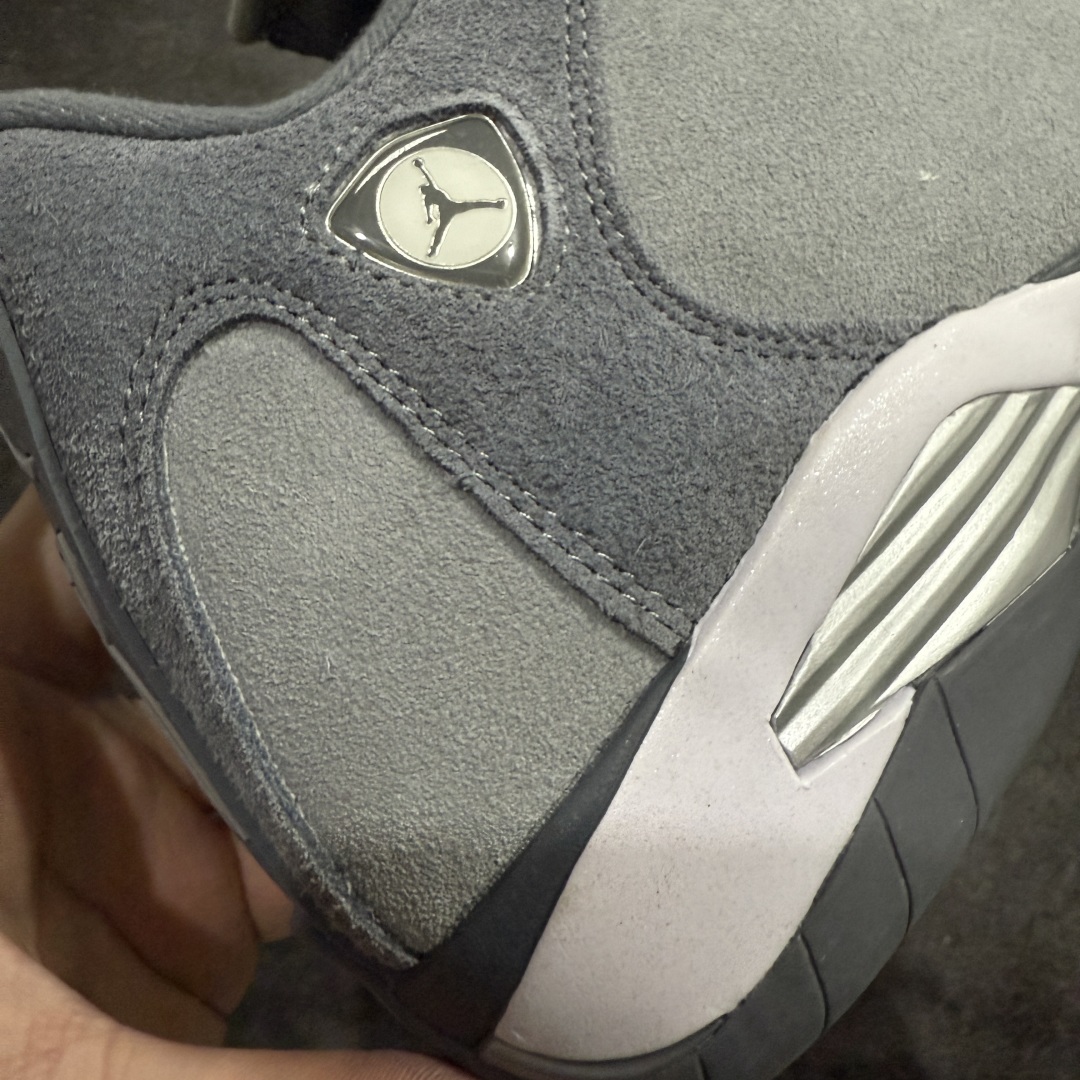 图片[3]-【XP纯原】Air Jordan AJ14 灰白 FJ3460-012nn外贸特供批次 原楦原档案数据开模打造 原厂中底拉帮钢印 原盒原配 以法拉利 550 Maranello 为设计灵感 类似跑车的全新流线鞋型 鞋头的麂皮与鞋身的荔枝皮相结合 最具代表性的黑红配色 中底内侧开创性的透气孔设计 看起来与跑车的进气口如出一辙 盾牌造型更能让人们直接想到法拉利的 LogoSIZE：40.5 41 42 42.5 43 44 44.5 45 46 47.5 编码：X1500520-莆田鞋批发中心