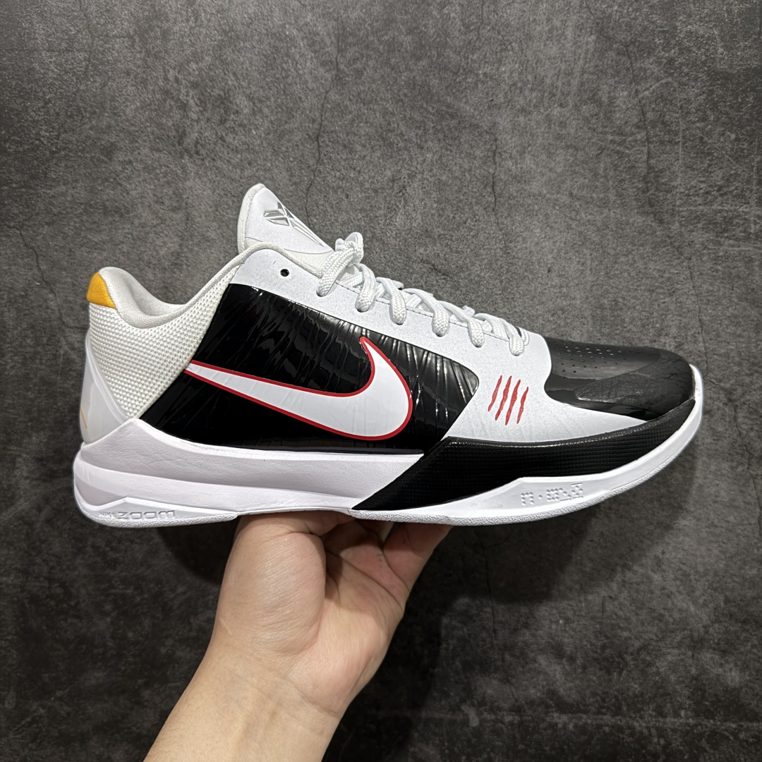 【Star版本】NK Zoom Kobe ZK5 \”Bruce Lee\” 科比五代 李小龙黑白 CD4991-101nn完美复刻公司货 前掌超大Zoom Turbo气垫 后掌EVA缓震 真正的原汁原味 还原ZP脚感 全身鞋材卡料色独家定制 唯一正确喷漆工艺Swoosh 正确凹凸蛇鳞工艺 正确鞋面渐变效果 内全置真动飞态线 独立原厂模具 最大尺码达到48.5码 首批不拼图大几率过验 亲测已过 支持各种高强度实战 无需担心 上脚价 补货周期极长 脚宽建议买大半码 科比系列前掌偏窄 不影响二次销售 支持七天无理由退换  尺码：40 40.5 41 42 42.5 43 44 44.5 45 45.5 46 47.5 48.5 编码：T520550-莆田鞋批发中心