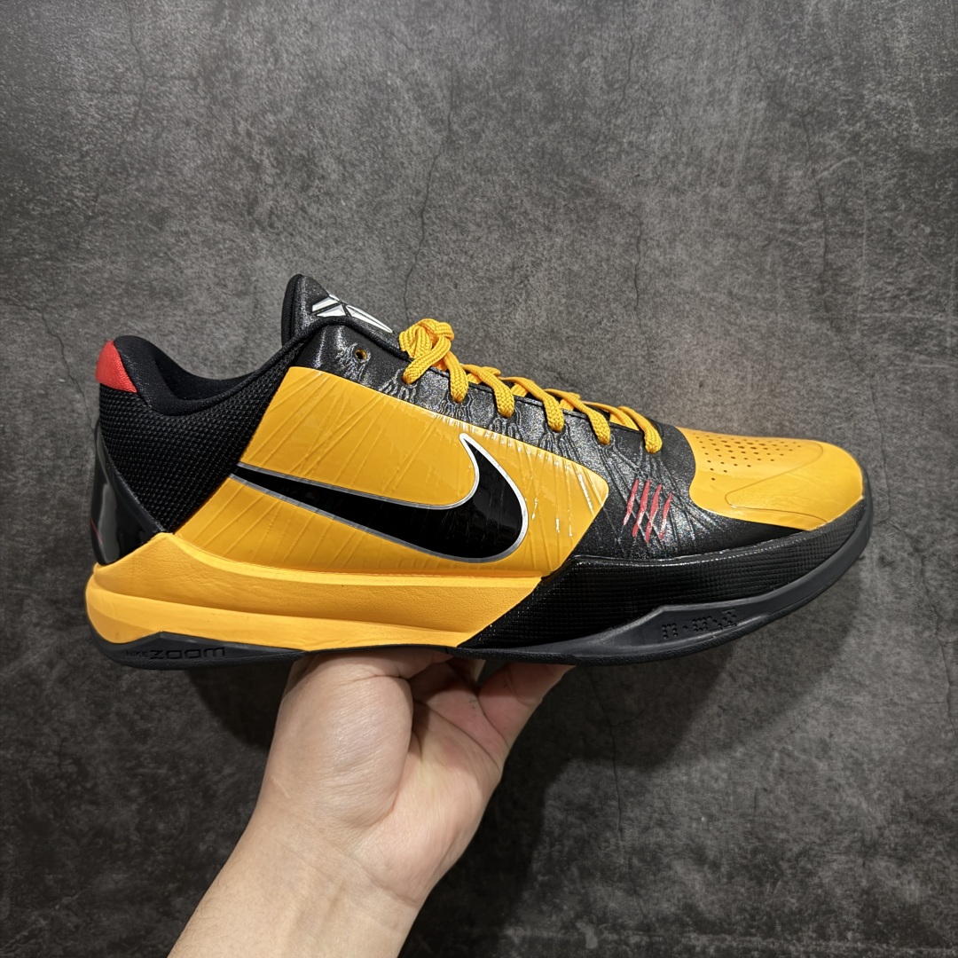 【Star版本】NK Zoom Kobe ZK5 \”Bruce Lee\” 科比五代 李小龙黑黄 CD4991-700n完美复刻公司货 前掌超大Zoom Turbo气垫 后掌EVA缓震 真正的原汁原味 还原ZP脚感 全身鞋材卡料色独家定制 唯一正确喷漆工艺Swoosh 正确凹凸蛇鳞工艺 正确鞋面渐变效果 内全置真动飞态线 独立原厂模具 最大尺码达到48.5码 首批不拼图大几率过验 亲测已过 支持各种高强度实战 无需担心 上脚价 补货周期极长 脚宽建议买大半码 科比系列前掌偏窄 不影响二次销售 支持七天无理由退换  尺码：40 40.5 41 42 42.5 43 44 44.5 45 45.5 46 47.5 48.5 编码：T520550-莆田鞋批发中心