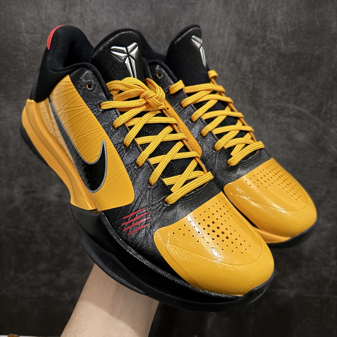 【Star版本】NK Zoom Kobe ZK5 \”Bruce Lee\” 科比五代 李小龙黑黄 CD4991-700n完美复刻公司货 前掌超大Zoom Turbo气垫 后掌EVA缓震 真正的原汁原味 还原ZP脚感 全身鞋材卡料色独家定制 唯一正确喷漆工艺Swoosh 正确凹凸蛇鳞工艺 正确鞋面渐变效果 内全置真动飞态线 独立原厂模具 最大尺码达到48.5码 首批不拼图大几率过验 亲测已过 支持各种高强度实战 无需担心 上脚价 补货周期极长 脚宽建议买大半码 科比系列前掌偏窄 不影响二次销售 支持七天无理由退换  尺码：40 40.5 41 42 42.5 43 44 44.5 45 45.5 46 47.5 48.5 编码：T520550-莆田鞋批发中心