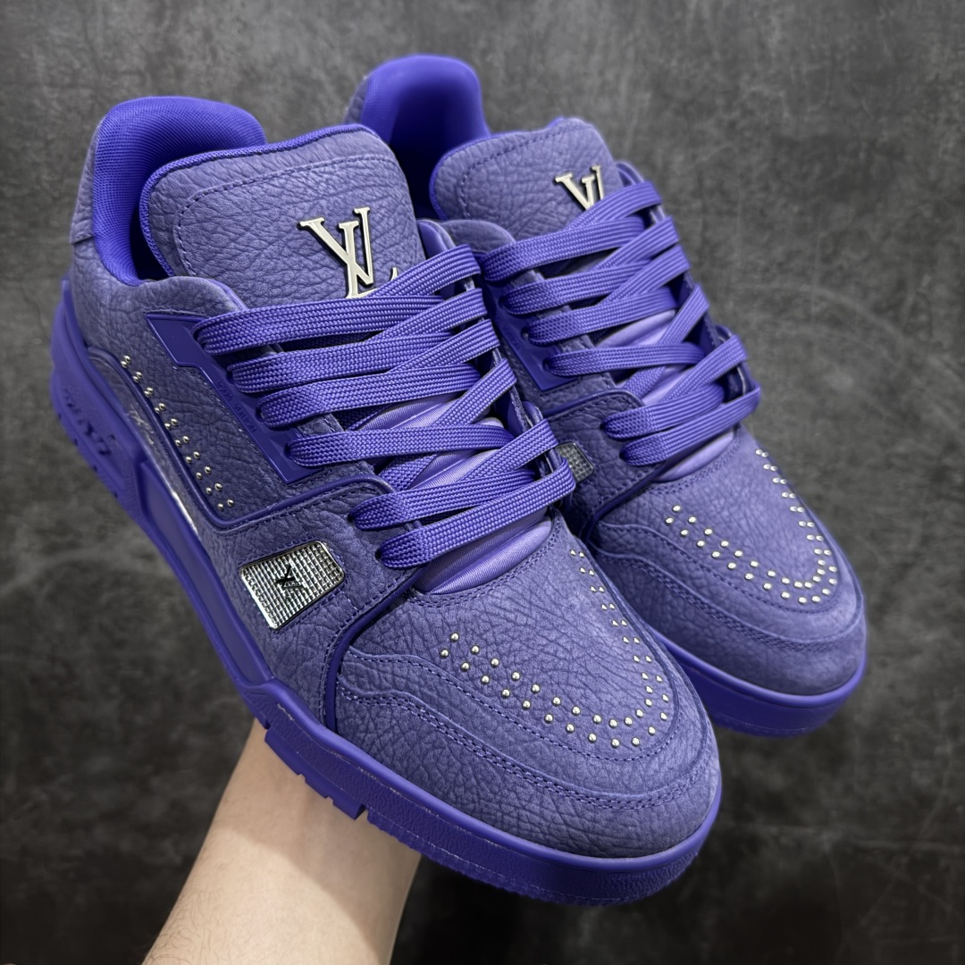 【佛山顶级超A版】Louis Vuitton LV Trainer系列 紫色铆钉n本地仓库现货 当天可取n私人订单 专柜混卖零售专供n所有配色均为购买原版复刻n整体版型 皮料 市场独一无二后跟版型都可以自行对比[机智]吊打市场所有货n怒甩十条街，欢迎拿市场各大工厂的货来对比！n鞋舌烫金超正 压印程度秒杀市面90%以上的高端货n新配色陆续开发出货  尺码：39-45   编码：T1520550-莆田鞋批发中心