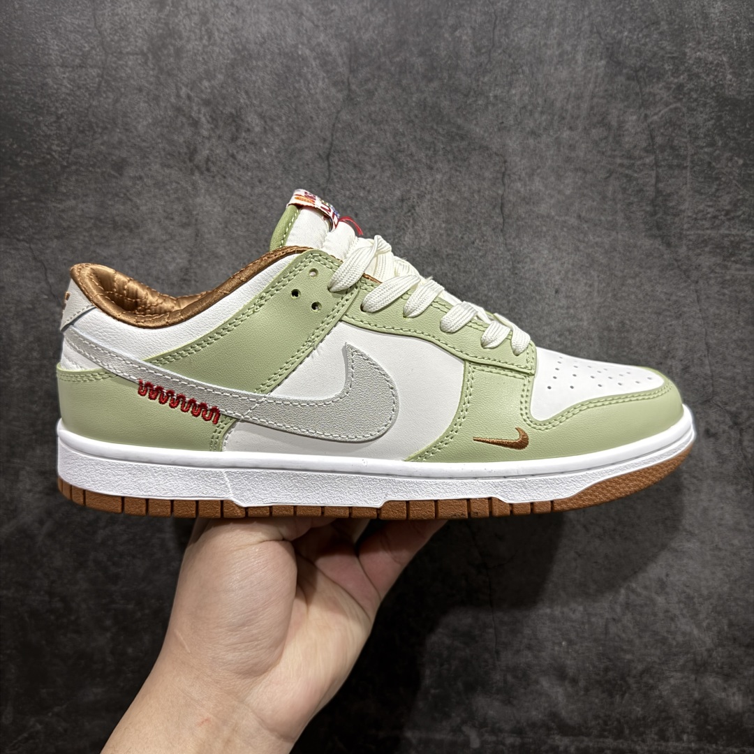 【定制版】NIKE SB Dunk Low GS \”Year of Snake\” 蛇年限定 白绿n性价比天花板 极力推荐n原装头层材料 独家版型蒸餾加工n帶來的是更好的视觉和脚感体验n大厂纯原品质出货 清洁度 电绣工艺皮料切割干净无任何毛边 细节完美官方货号：HV6001 101 尺码：35.5 36 36.5 37.5 38 38.5 39 40 40.5 41 42 42.5 43 44 44.5 45 46  编码：NM210240-莆田鞋批发中心