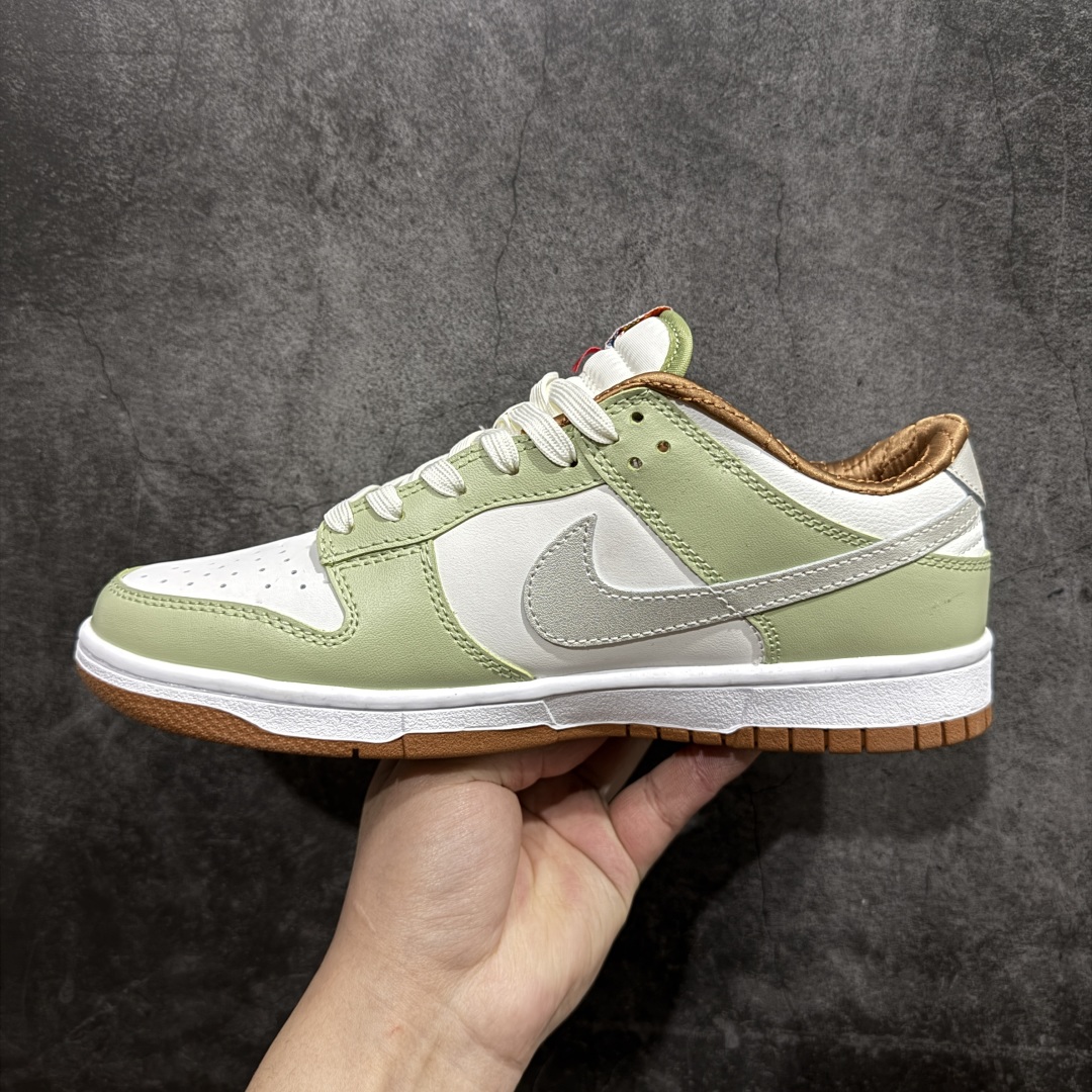 图片[2]-【定制版】NIKE SB Dunk Low GS \”Year of Snake\” 蛇年限定 白绿n性价比天花板 极力推荐n原装头层材料 独家版型蒸餾加工n帶來的是更好的视觉和脚感体验n大厂纯原品质出货 清洁度 电绣工艺皮料切割干净无任何毛边 细节完美官方货号：HV6001 101 尺码：35.5 36 36.5 37.5 38 38.5 39 40 40.5 41 42 42.5 43 44 44.5 45 46  编码：NM210240-莆田鞋批发中心