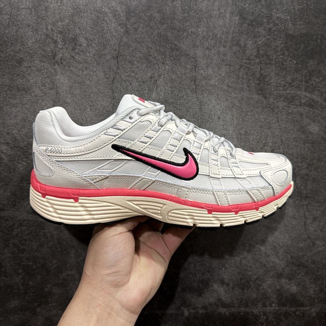 【纯原版】Nike P-6000 Premium系列低帮复古老爹风休闲运动舒适慢跑鞋 HJ7361-133nn男女鞋真标半码制n升级原楦原纸版数据开发版型n采用硬质牛剖革组合透气网面材质n正确3层组织中底搭载EVA轻量缓震嵌入双层革新物料鞋垫,外置防滑耐磨橡胶底片❗n 尺码：36 36.5 37.5 38 38.5 39 40 40.5 41 42 42.5 43 44 44.5 45 编码：LDS240270-莆田鞋批发中心